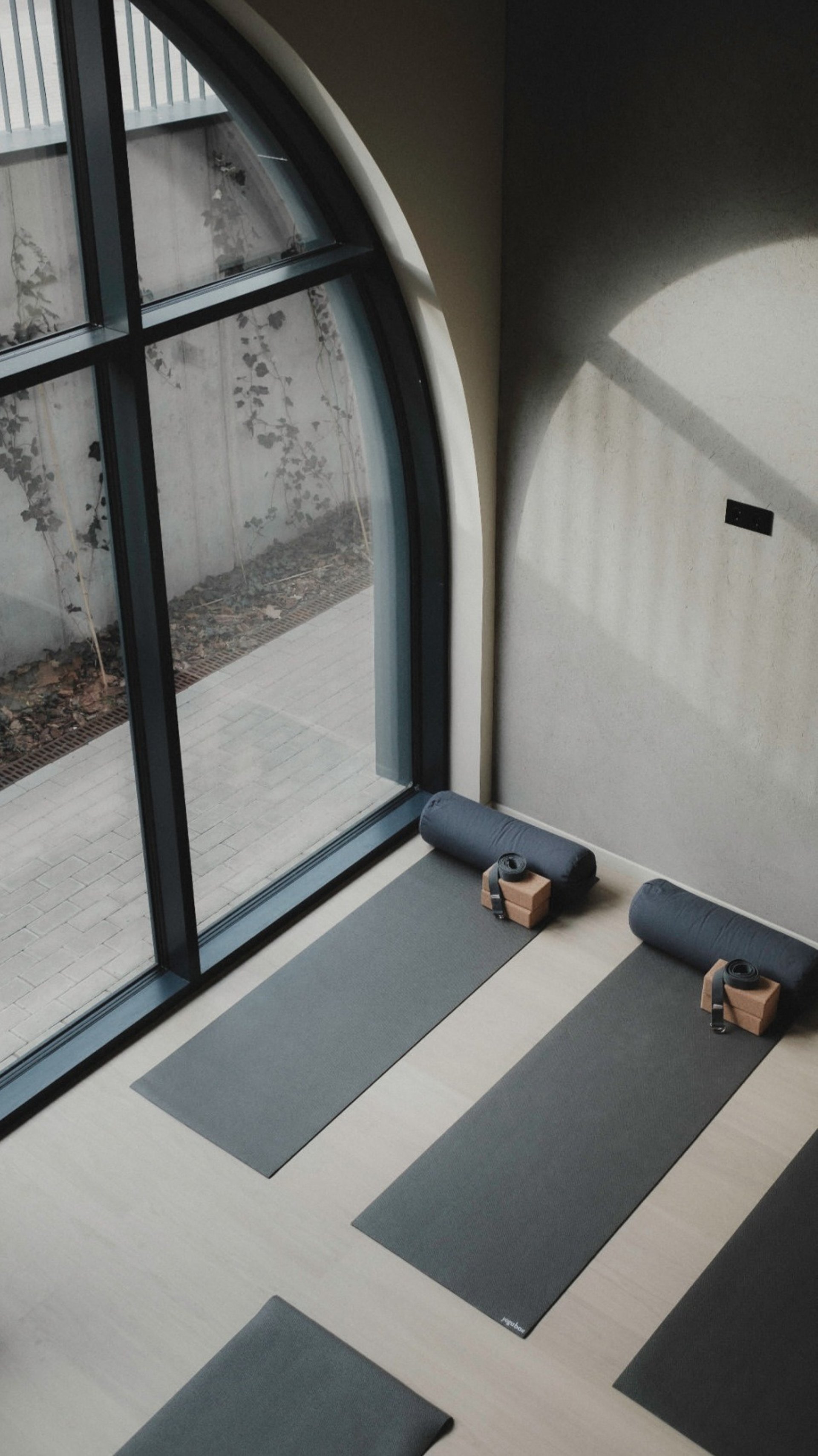 gray computer monitor