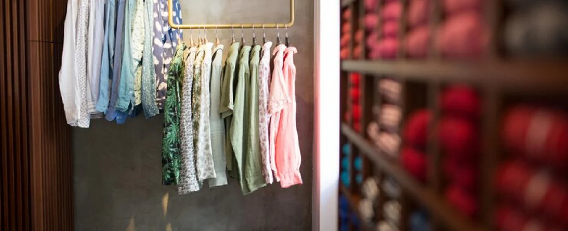 gray computer monitor