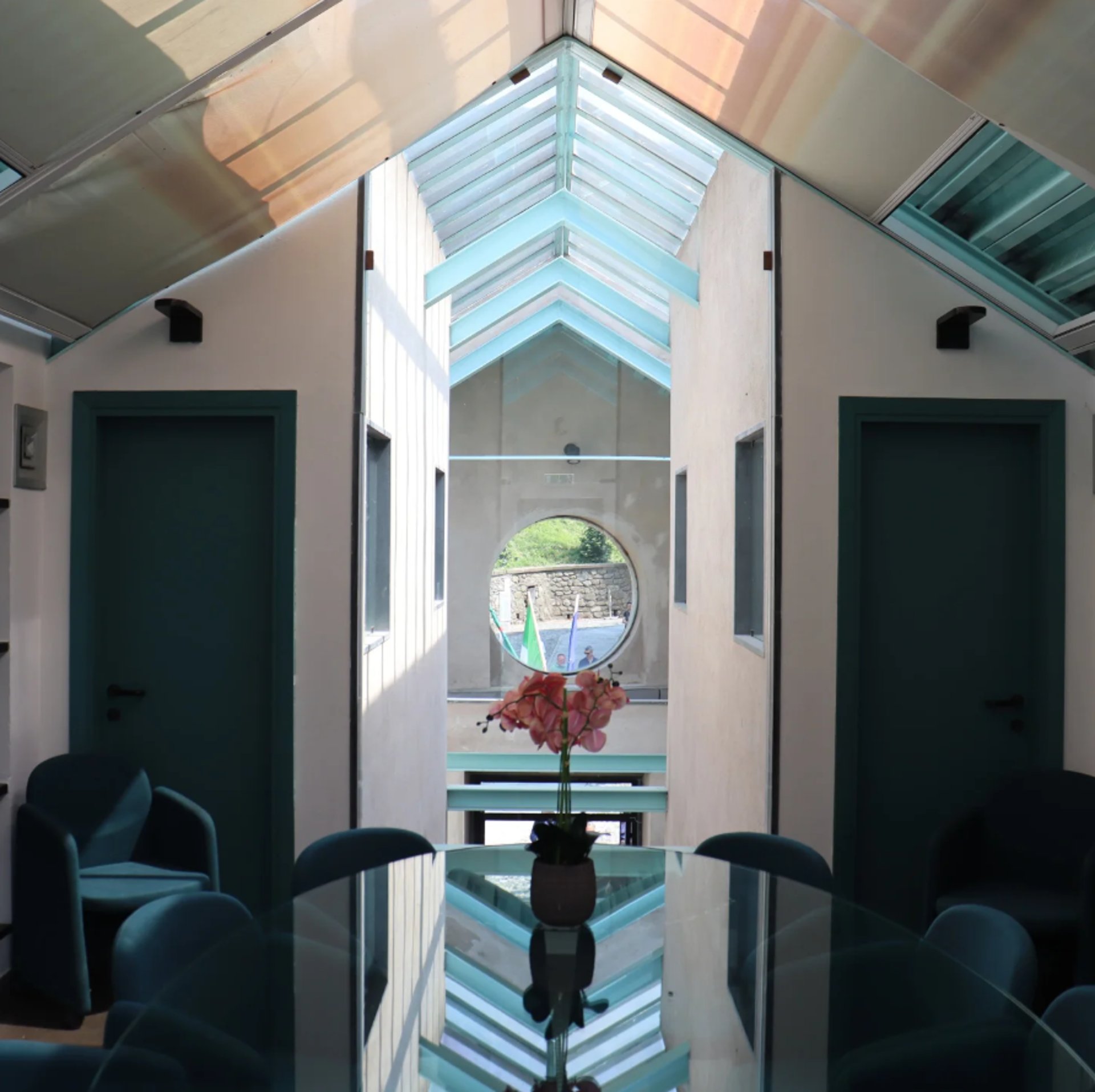 gray computer monitor