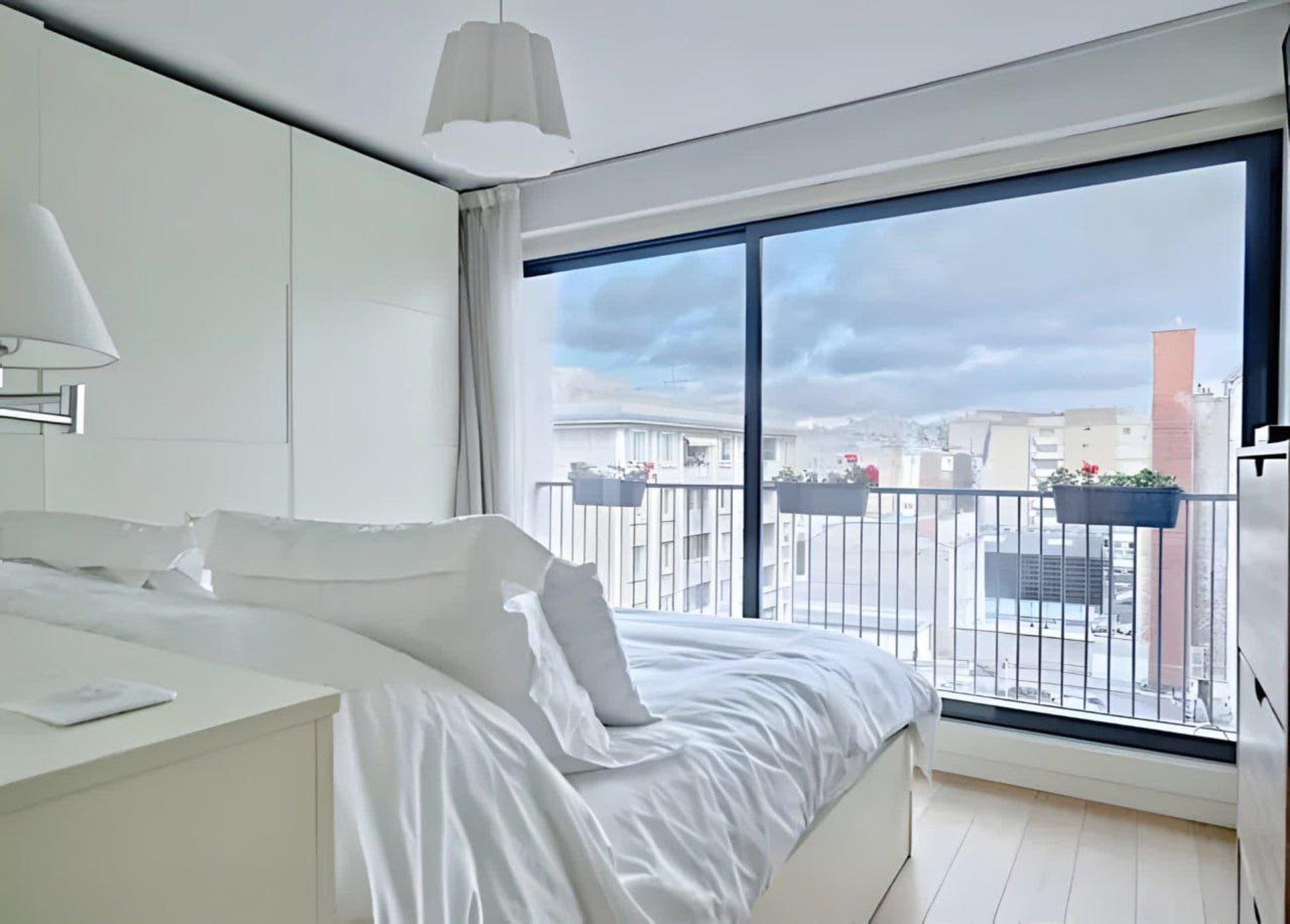 gray computer monitor