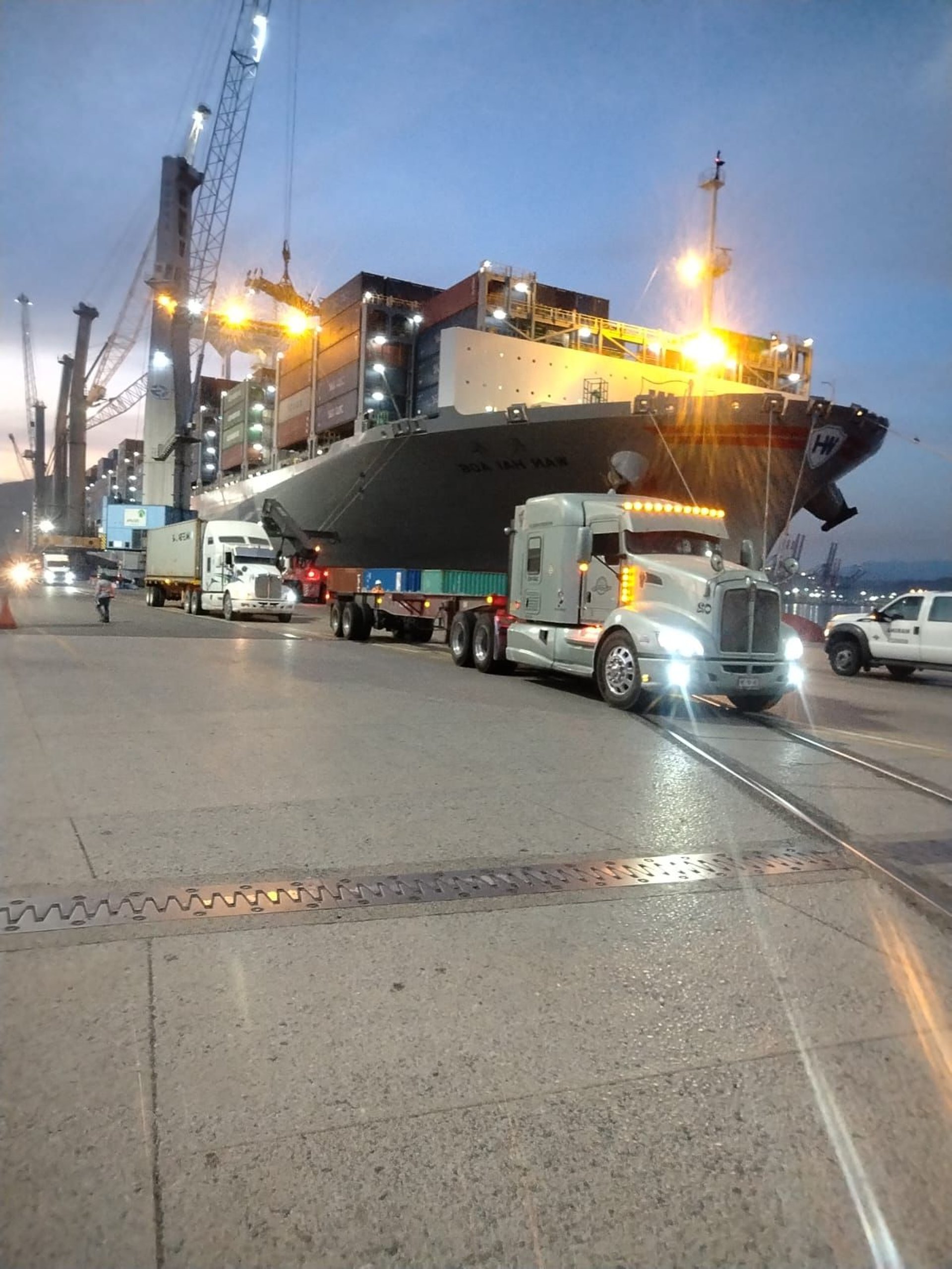 gray computer monitor