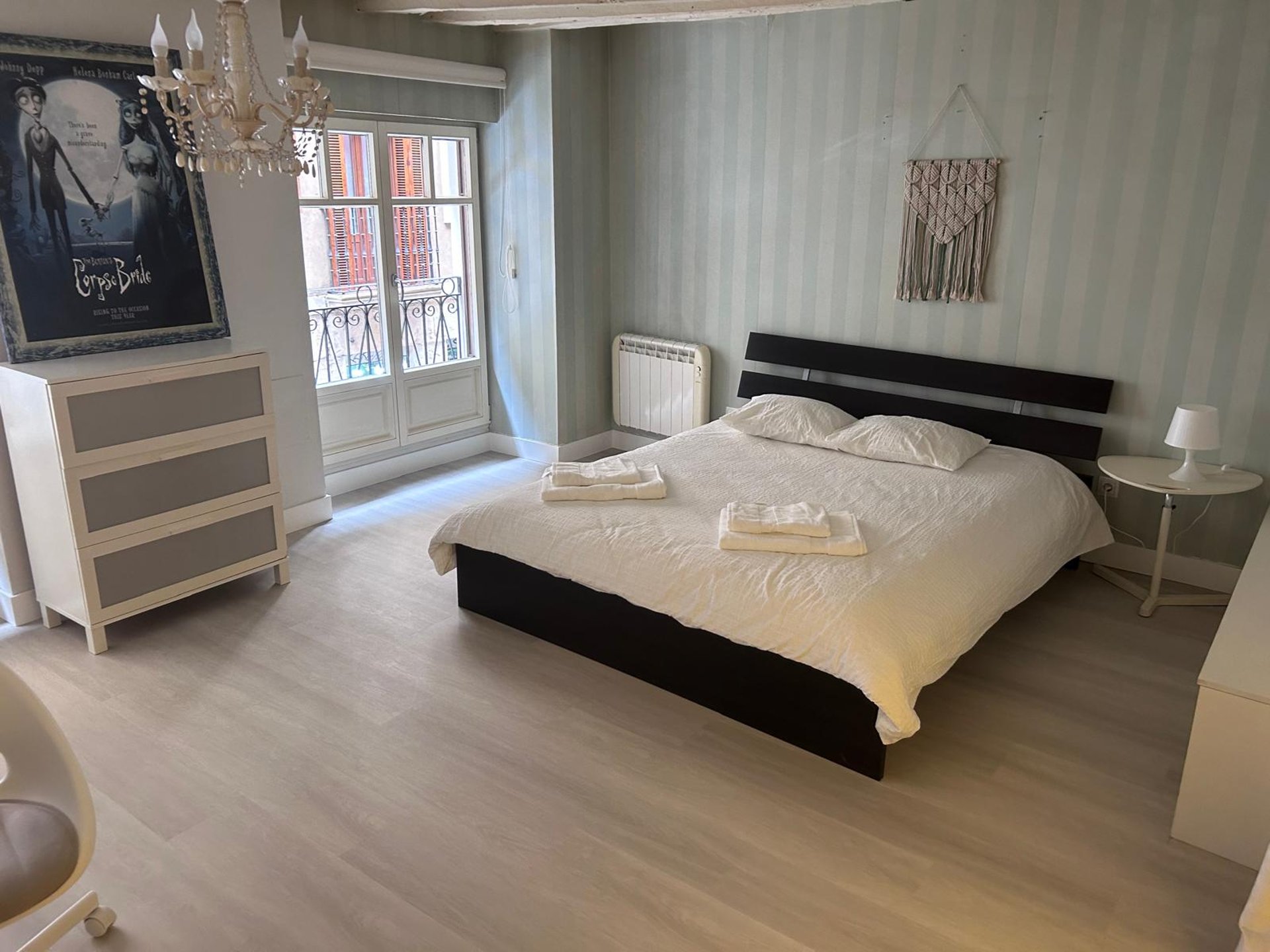 black and white bed linen