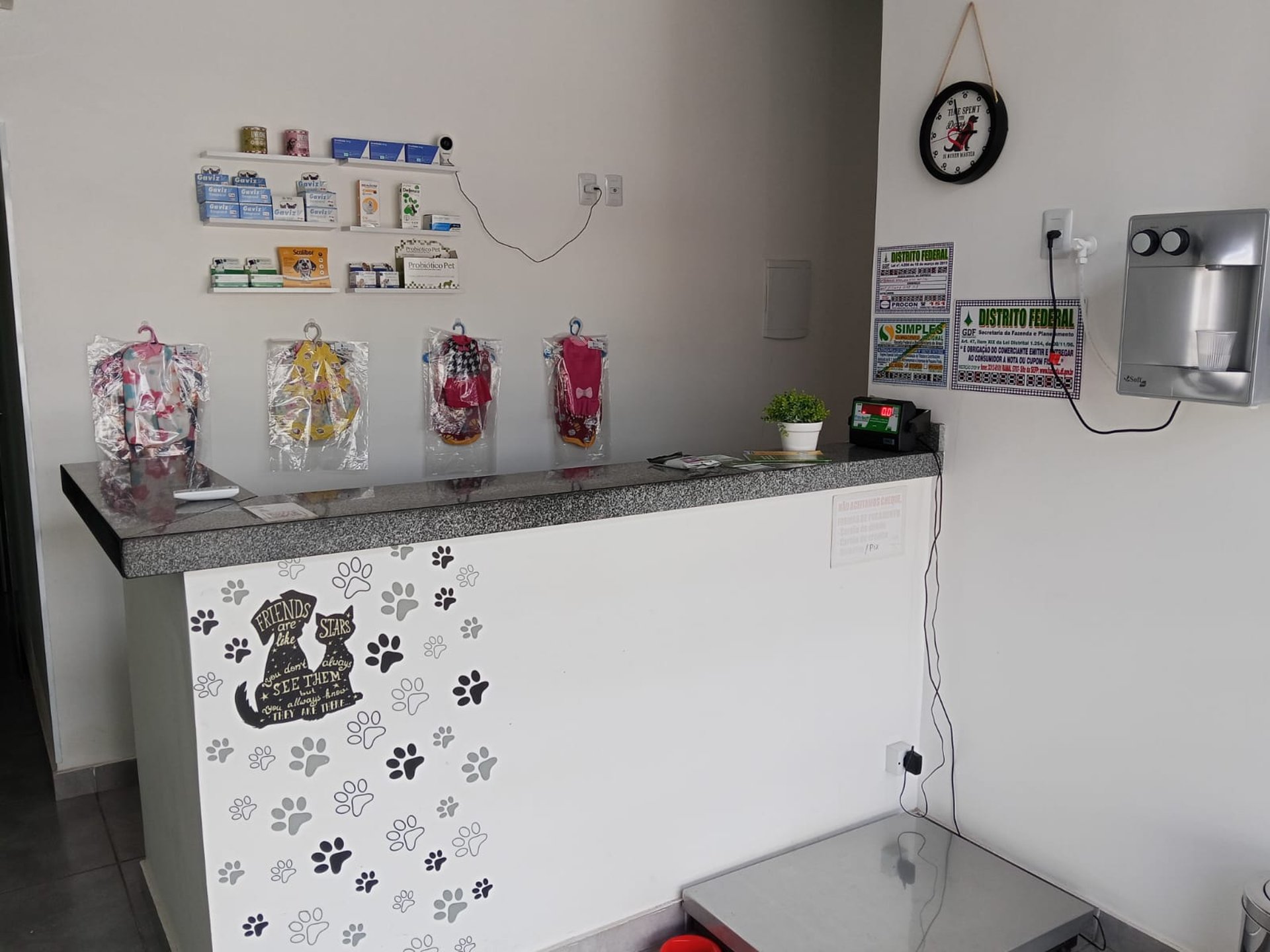 gray computer monitor