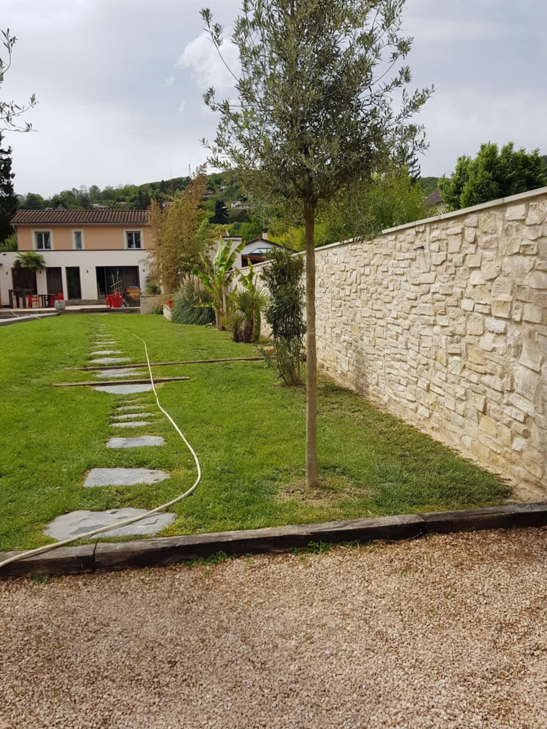 gray computer monitor