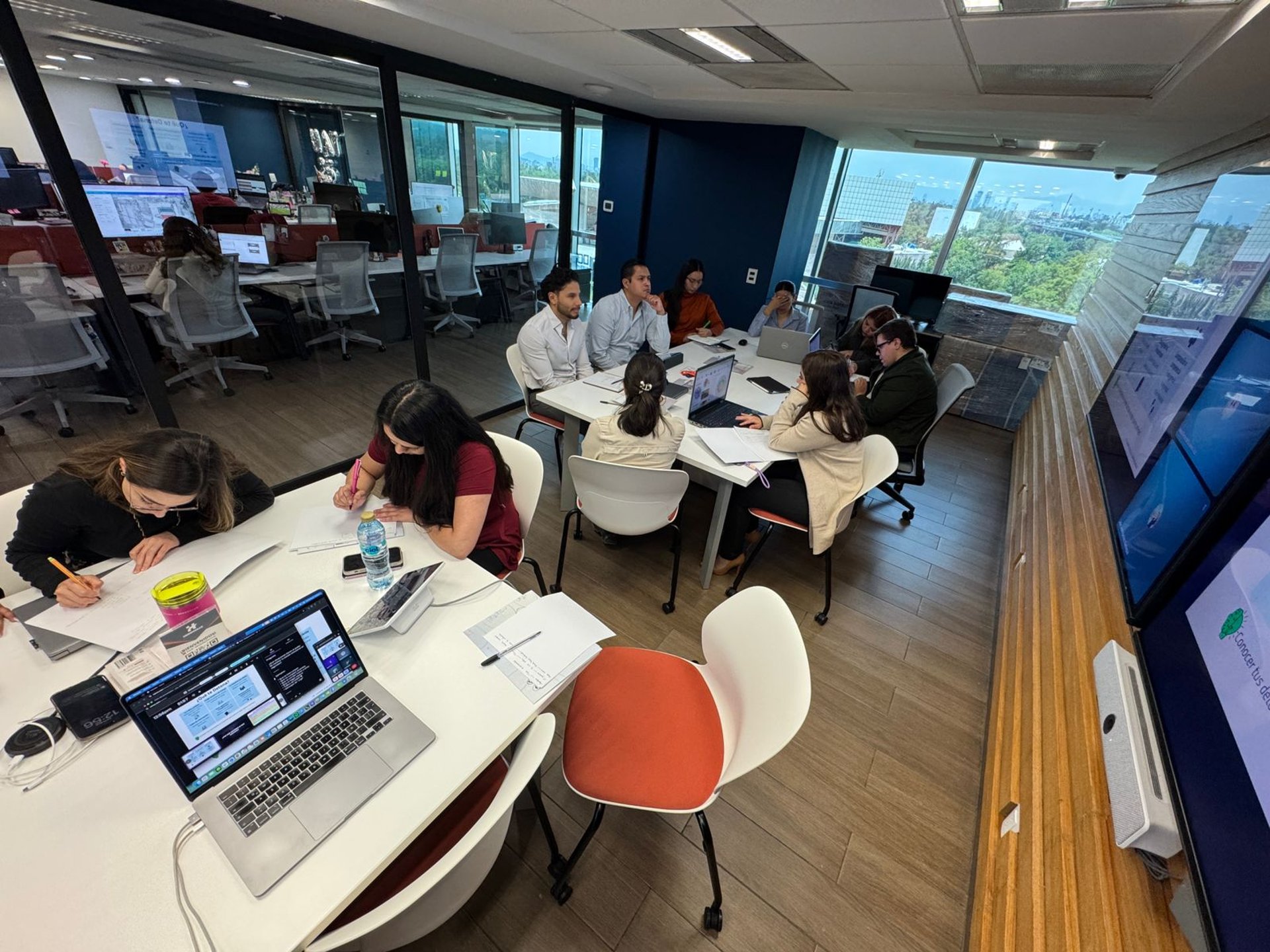 Colaboradores tomando capacitación en una sala de juntas