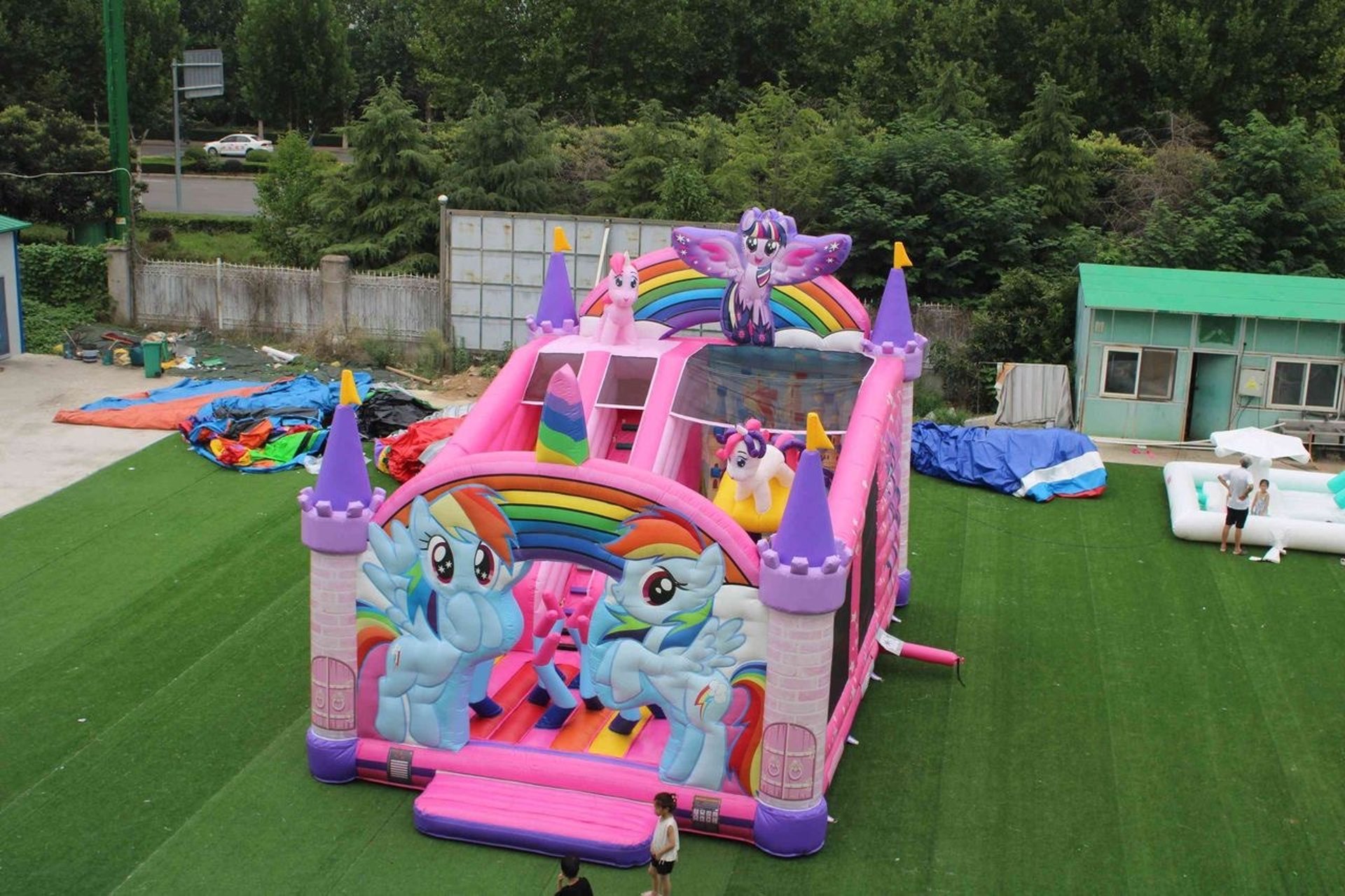 gray computer monitor