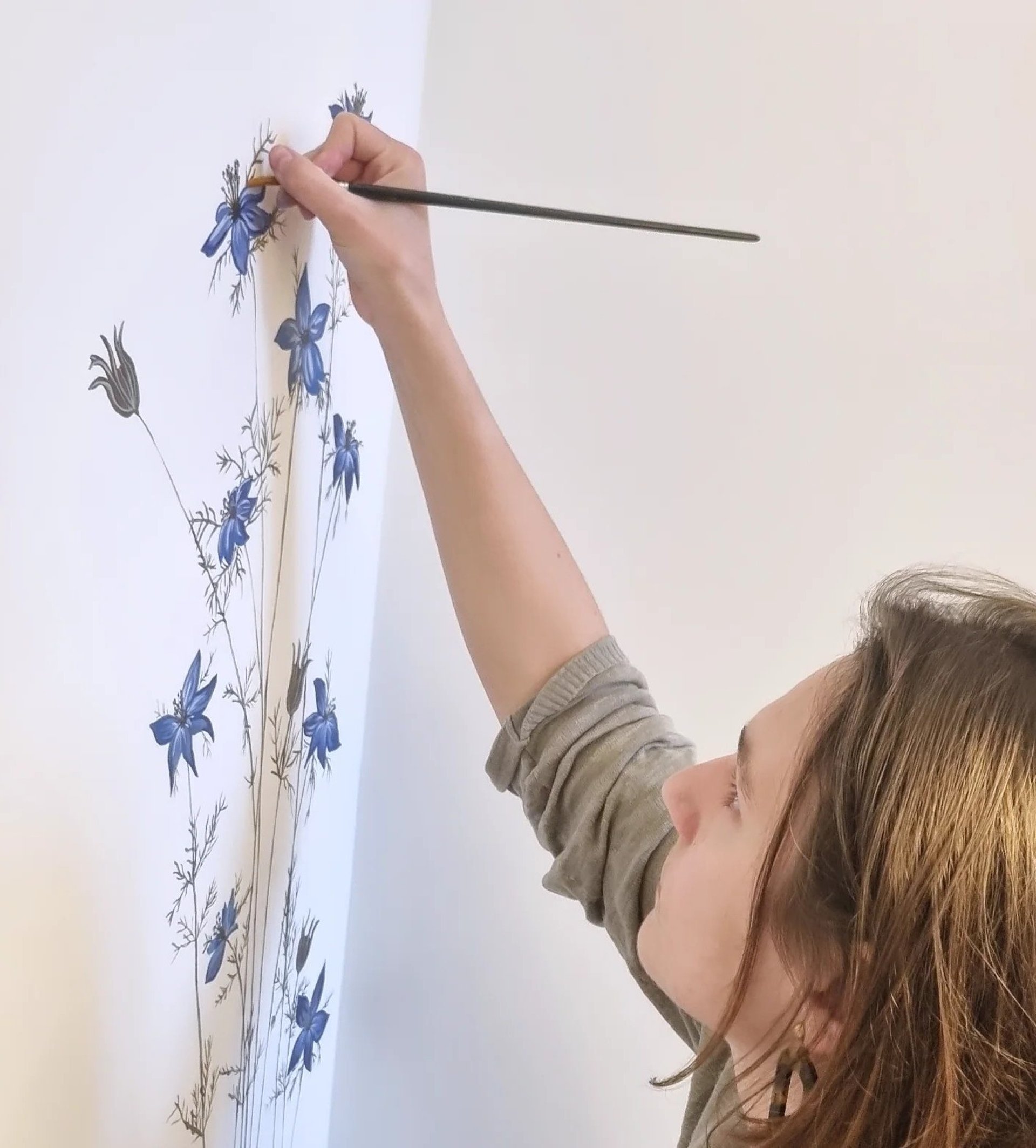 gray computer monitor