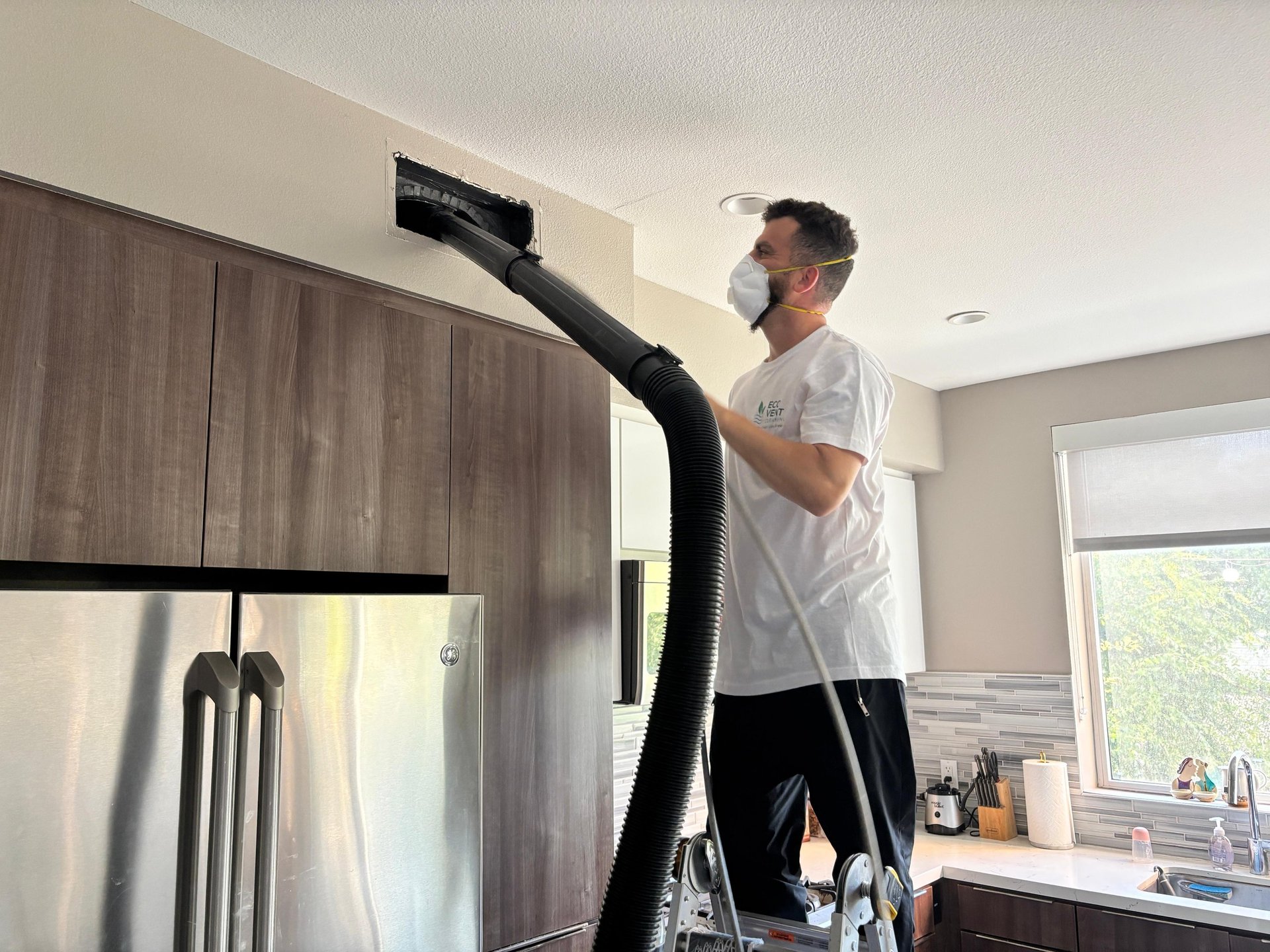 white ceiling fan turned on in room