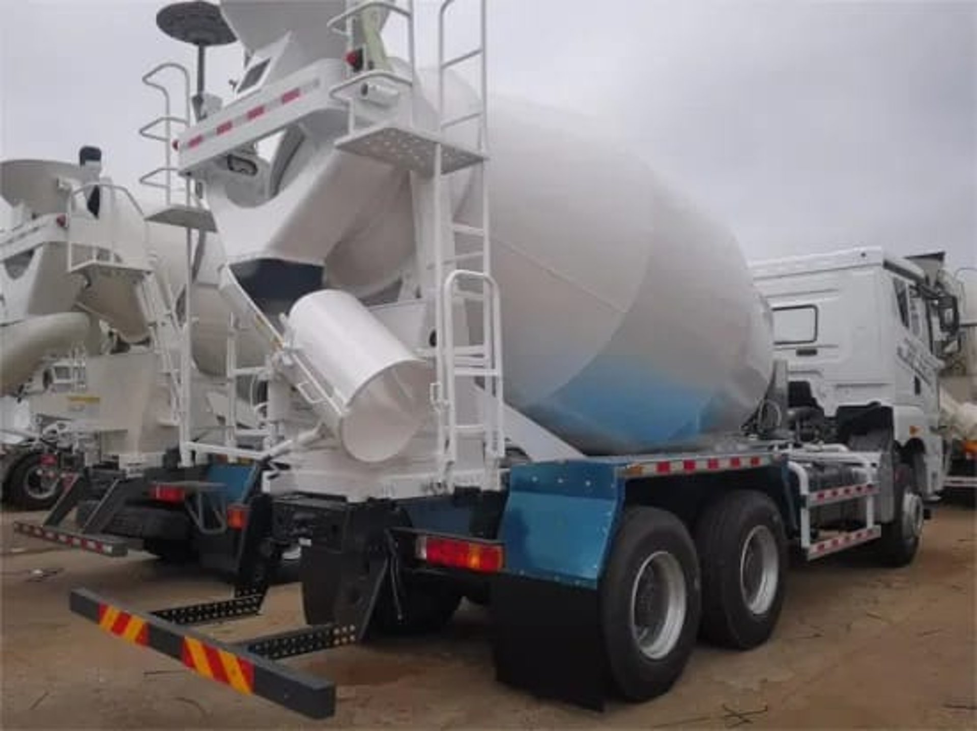 gray computer monitor