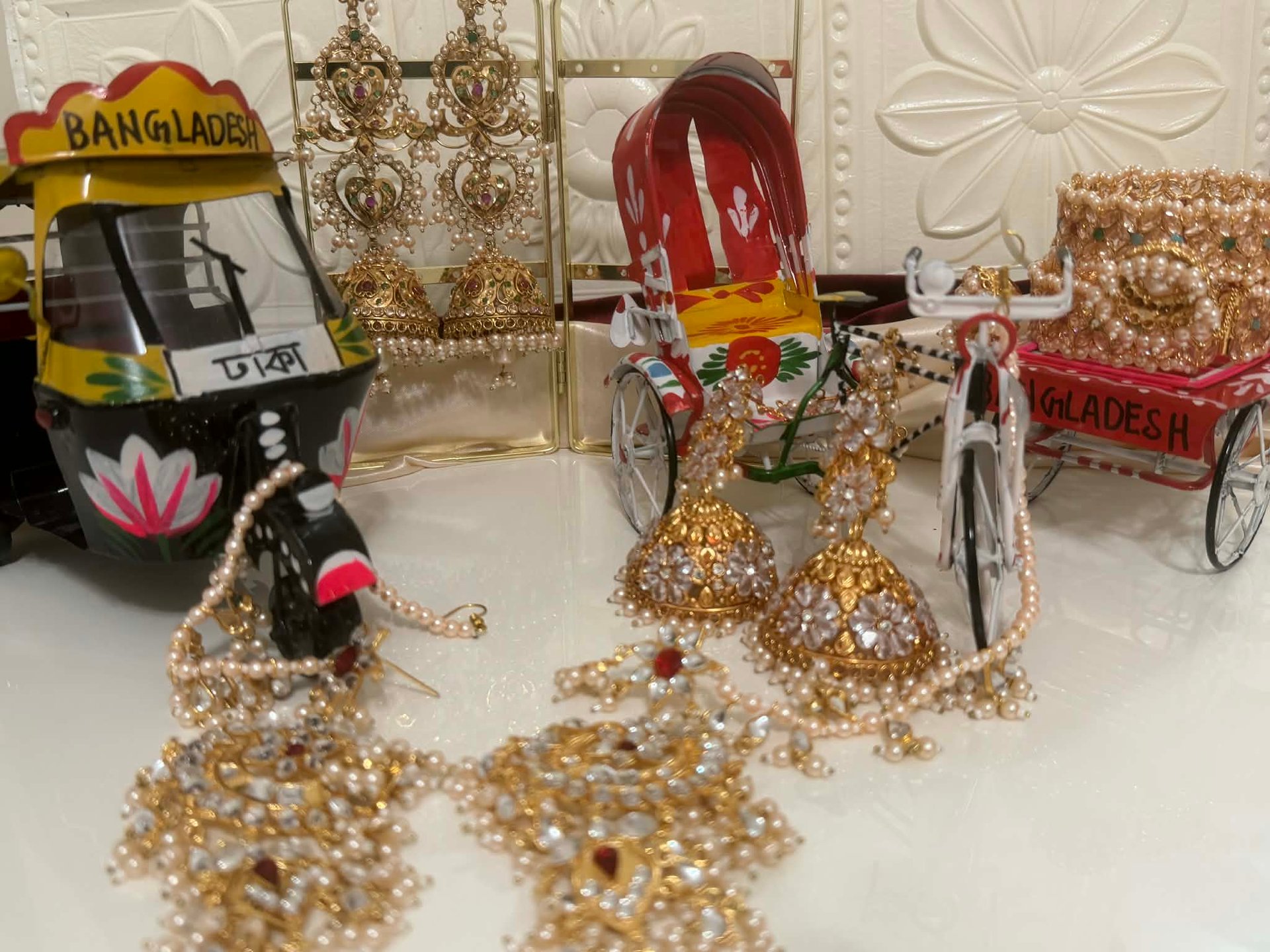 gray computer monitor