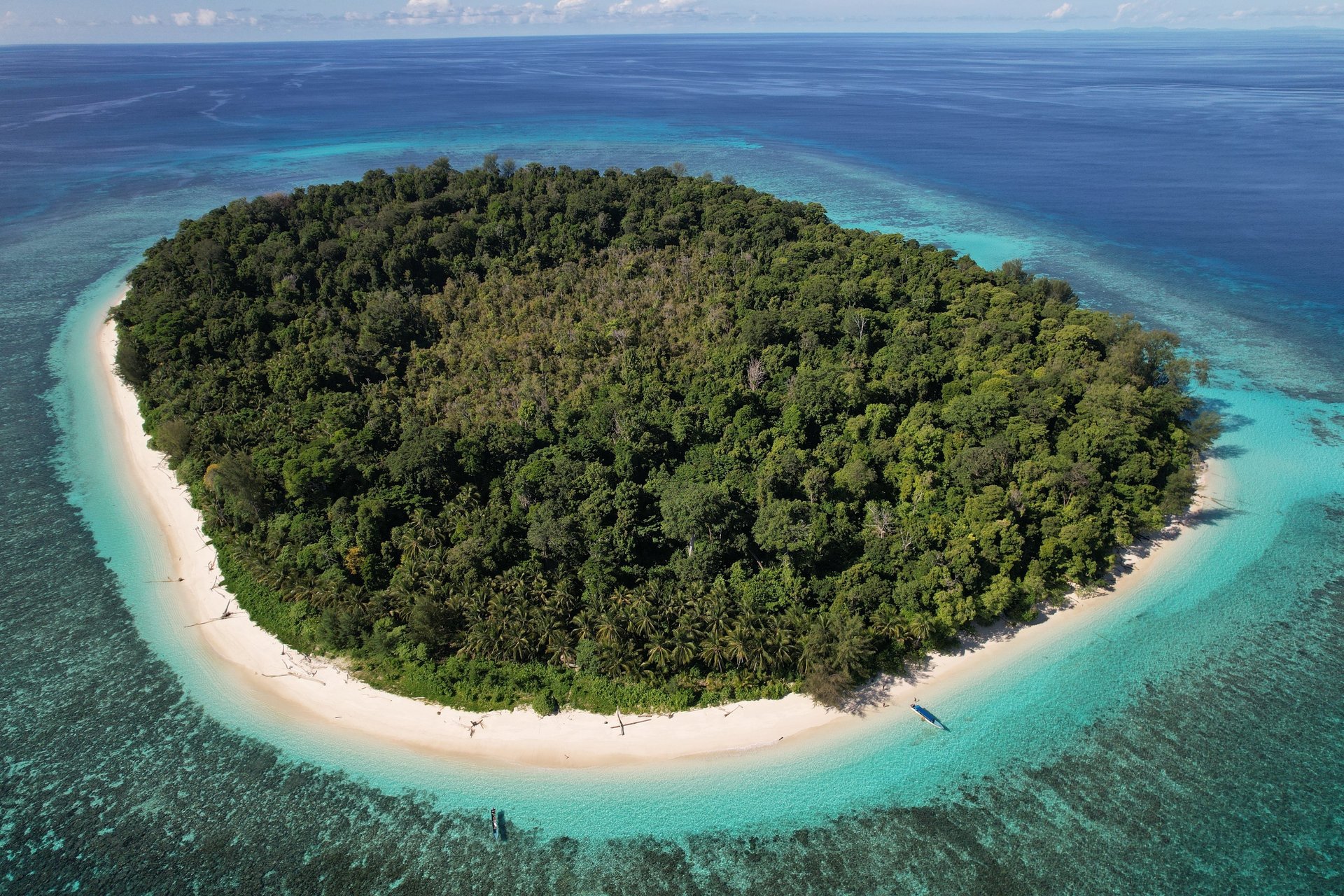 black and white bed linen