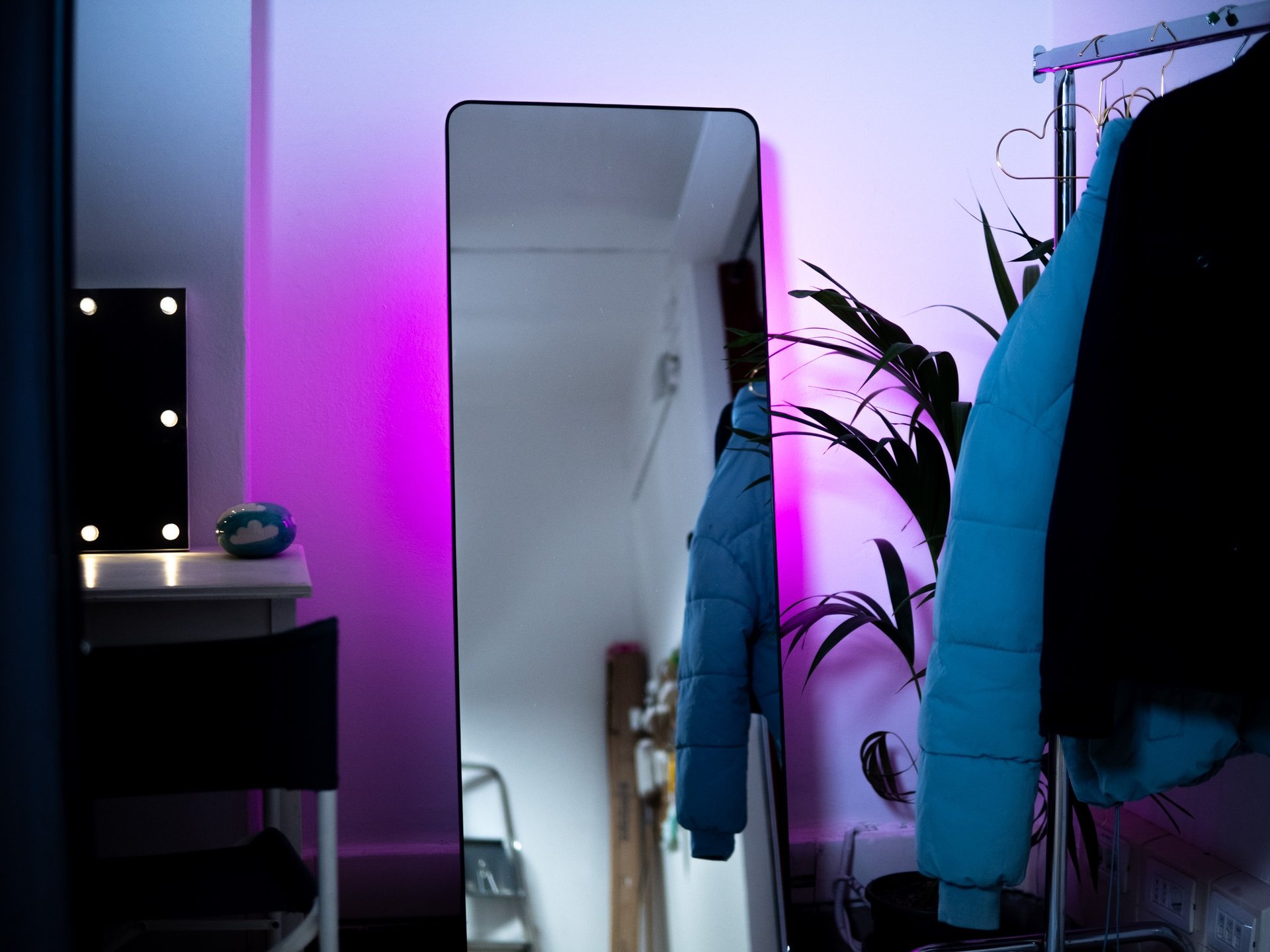 gray computer monitor