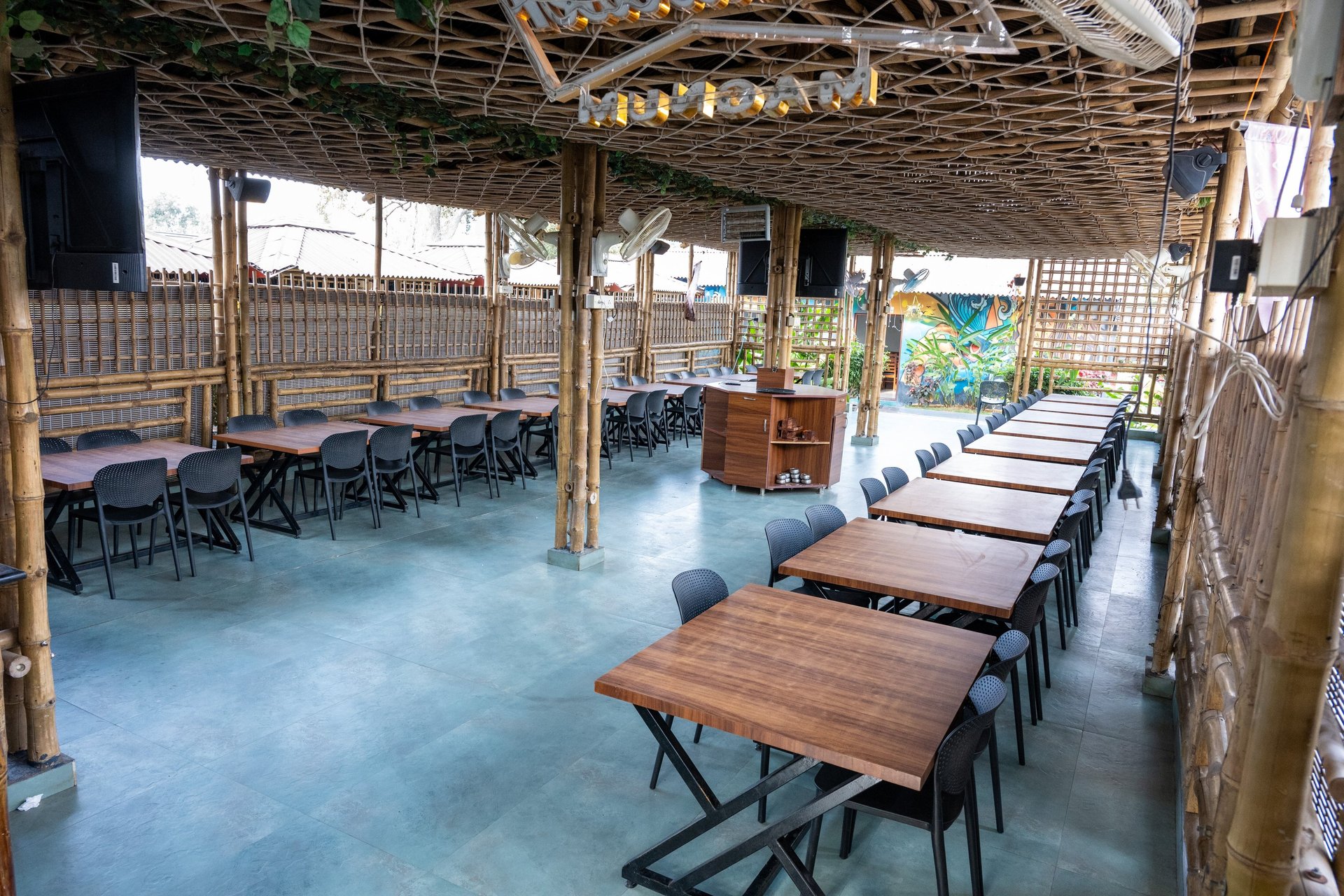 black and white bed linen