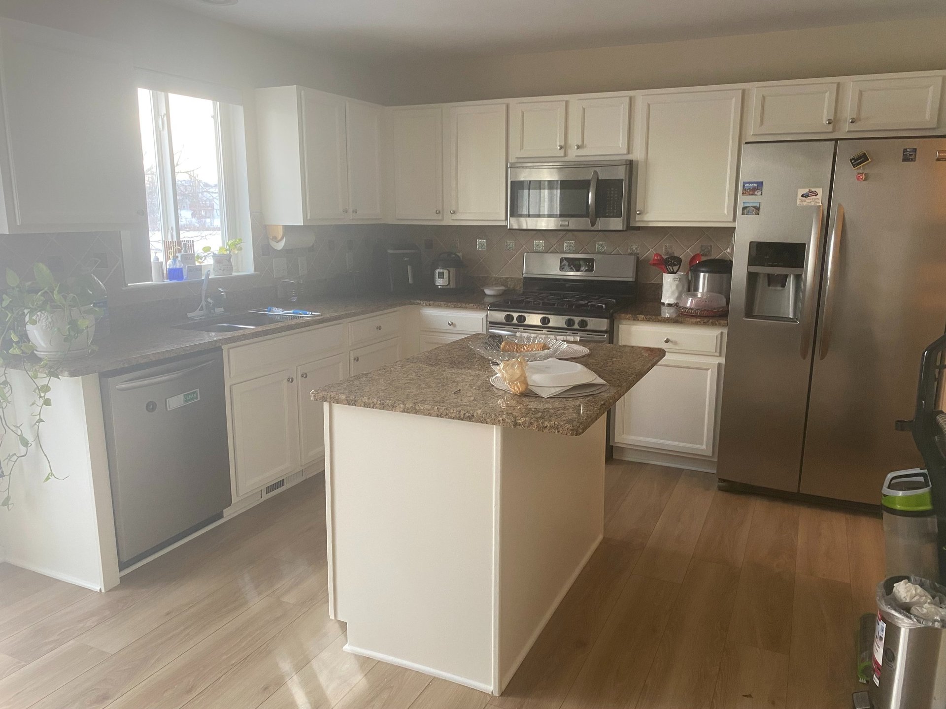 gray computer monitor