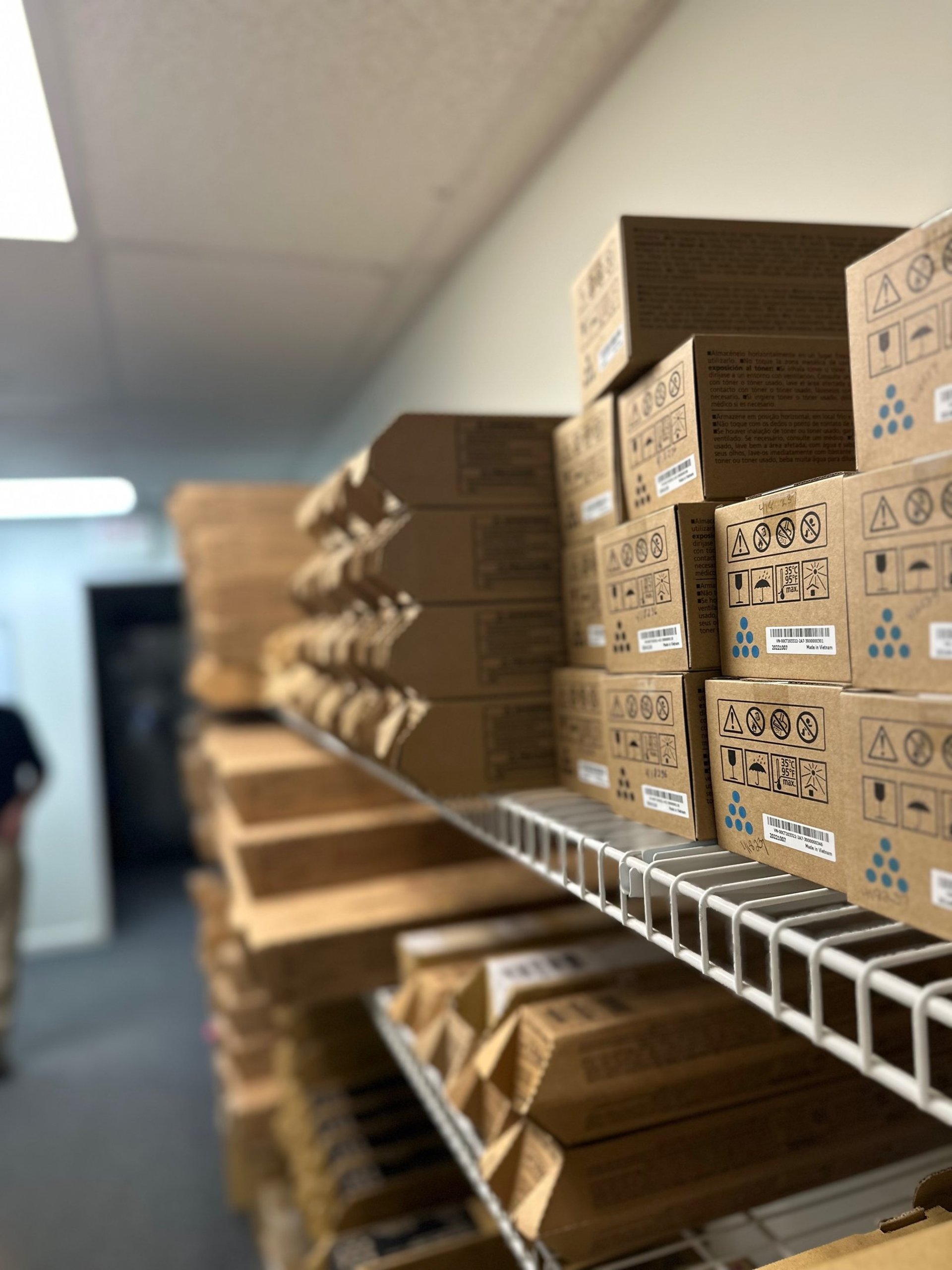 gray computer monitor