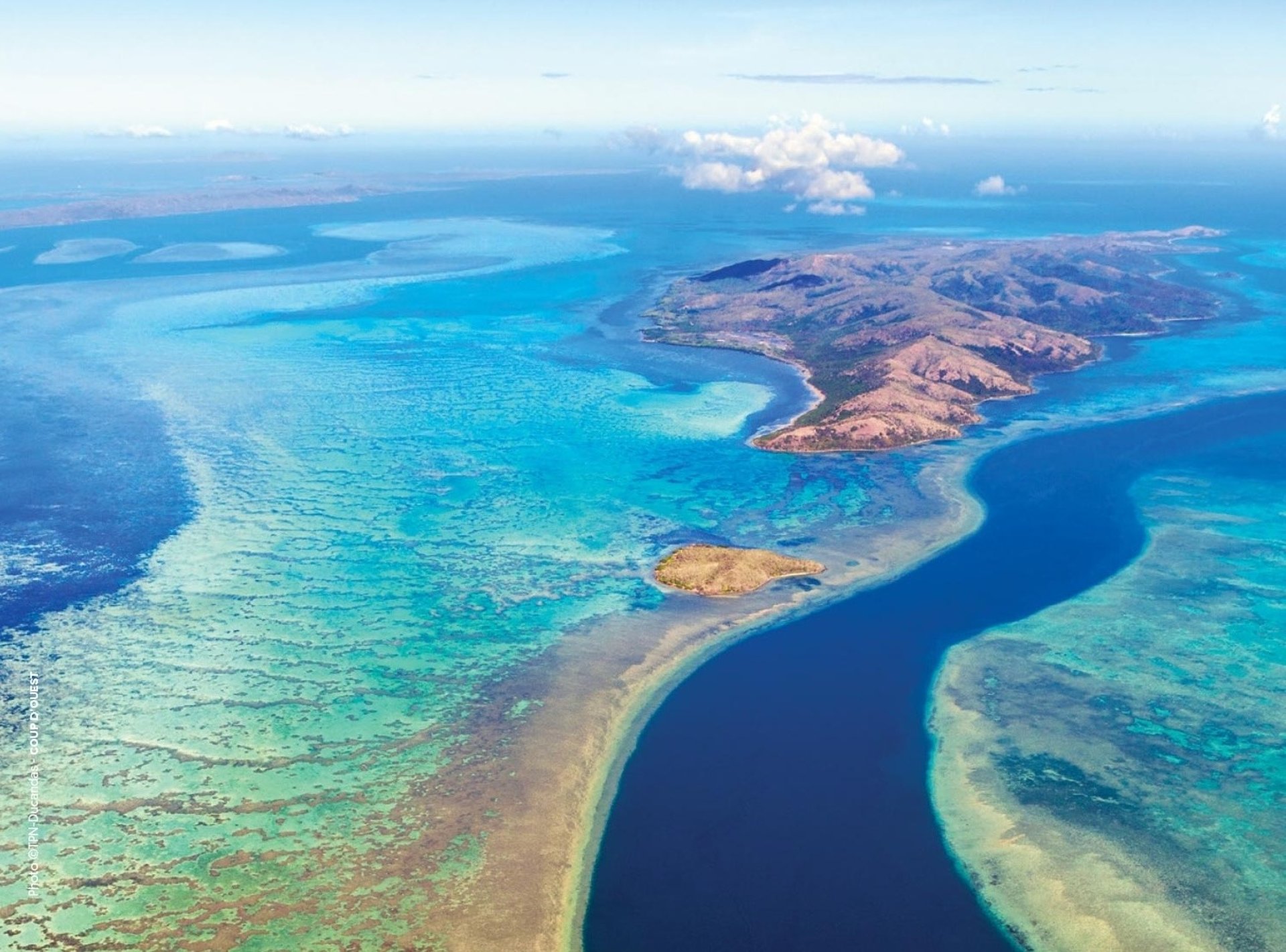 gray computer monitor