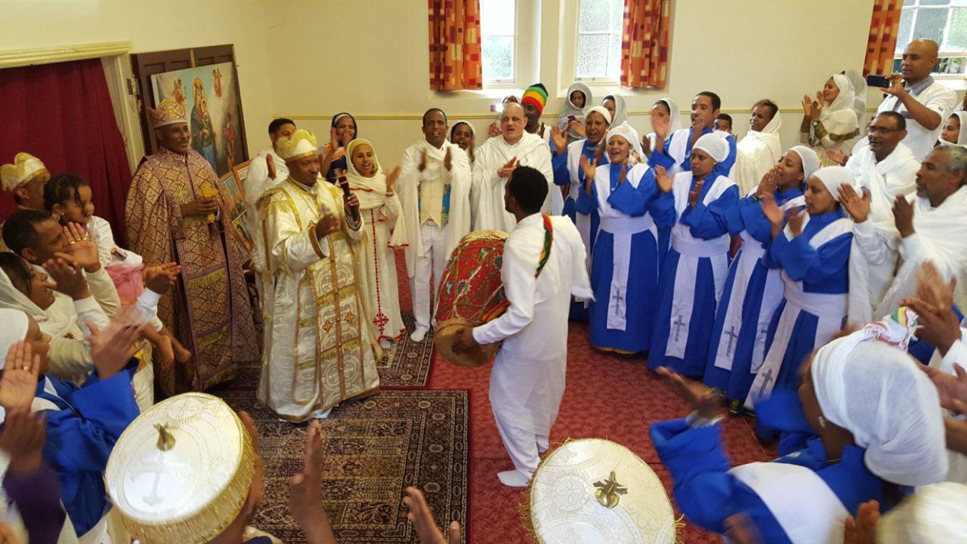 gray computer monitor