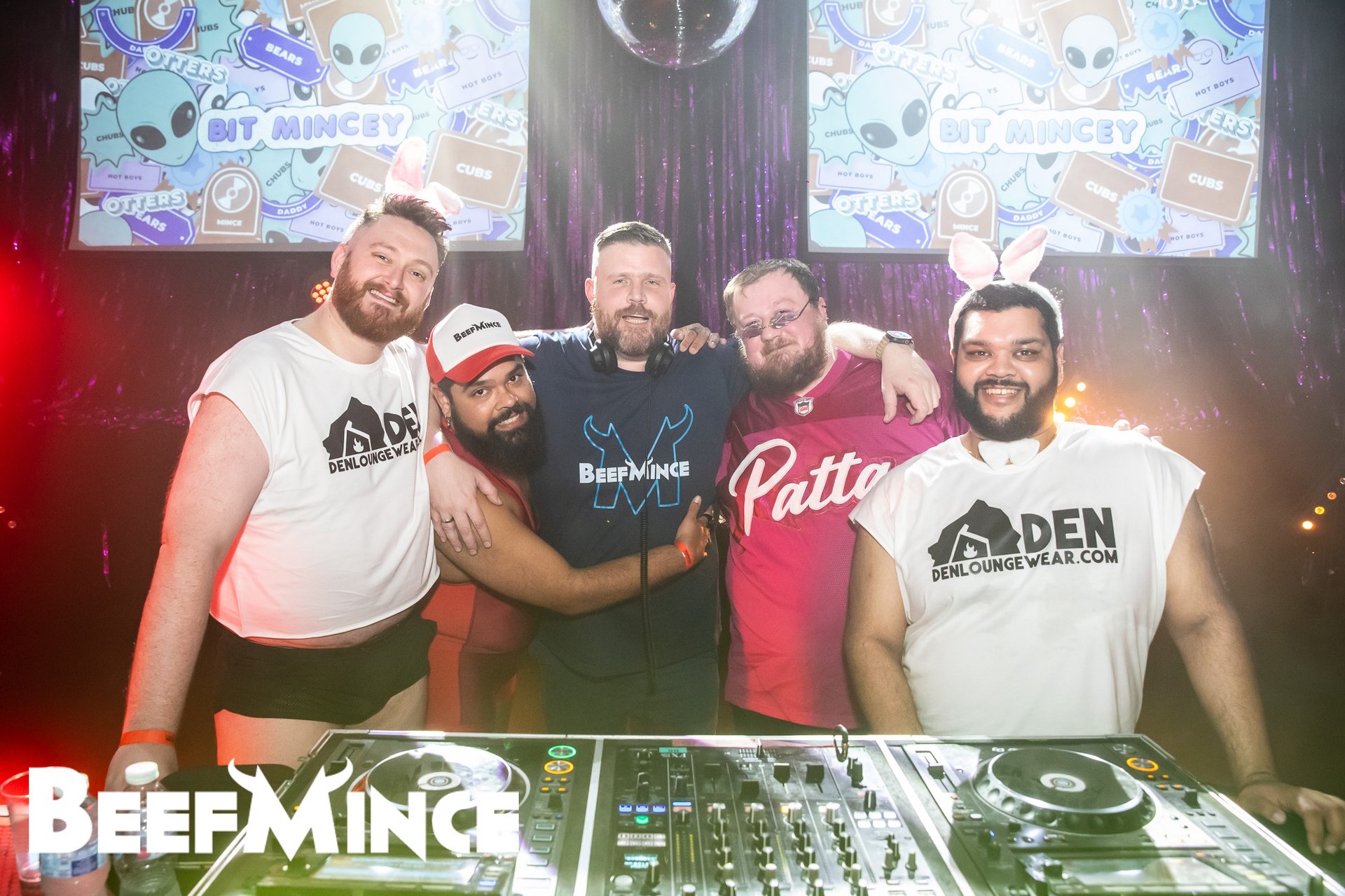 black and white bed linen