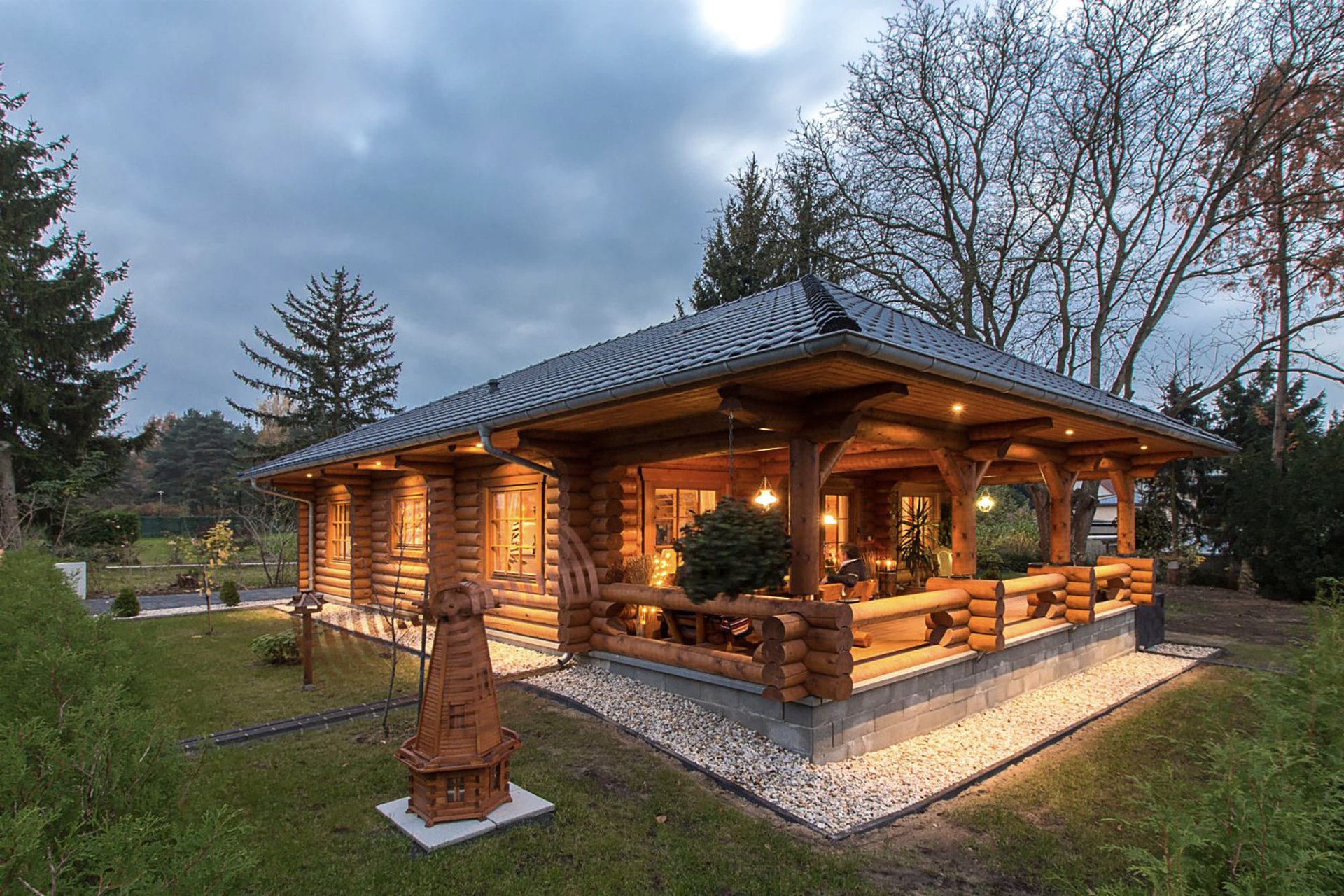 gray computer monitor