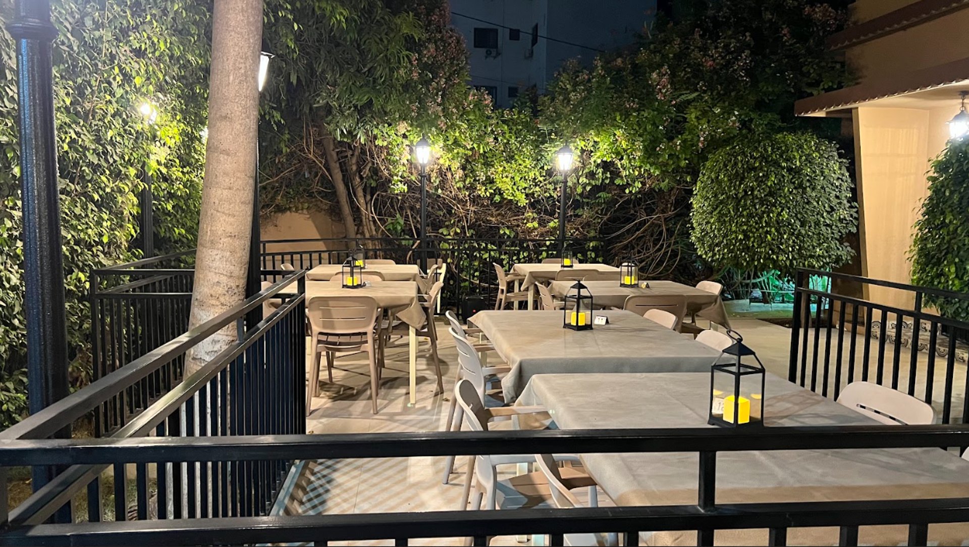 black and white bed linen