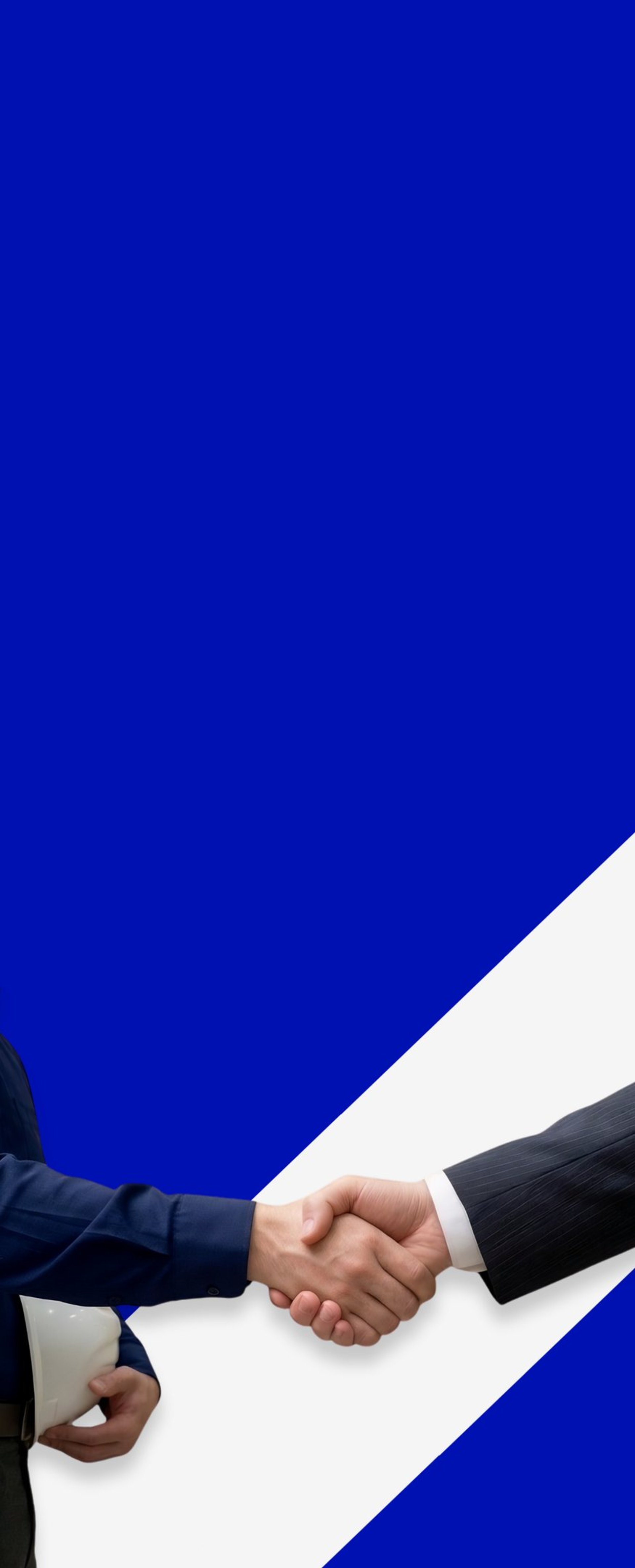 Tres ingenieros especialistas de DAELCA revisando planos técnicos de un proyecto industrial