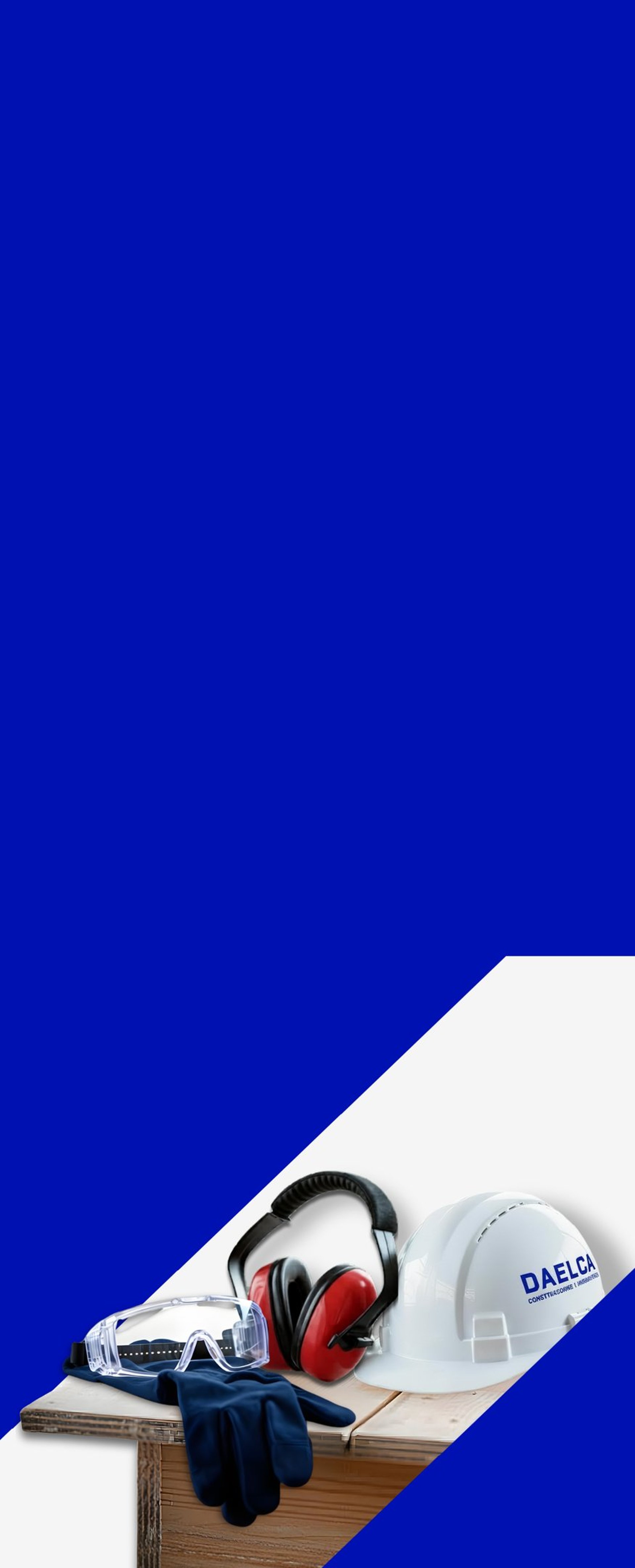 Tres ingenieros especialistas de DAELCA revisando planos técnicos de un proyecto industrial