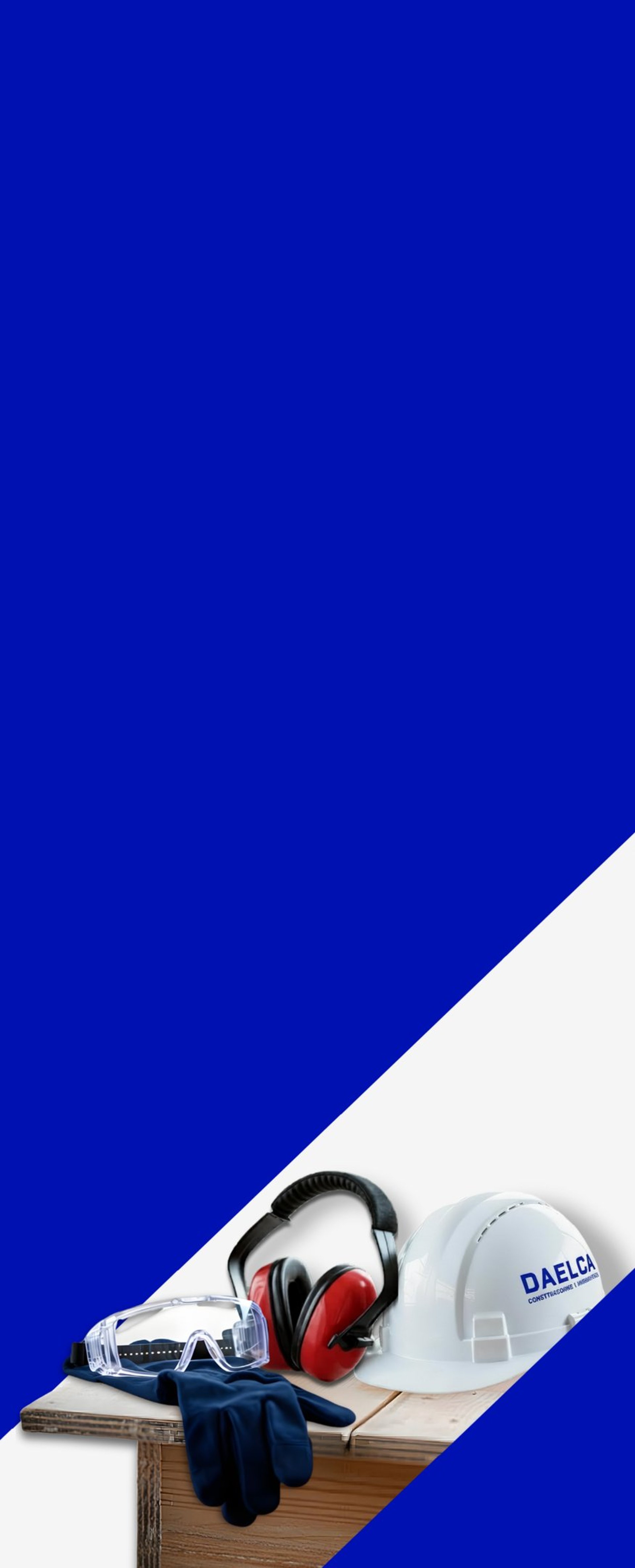 Tres ingenieros especialistas de DAELCA revisando planos técnicos de un proyecto industrial