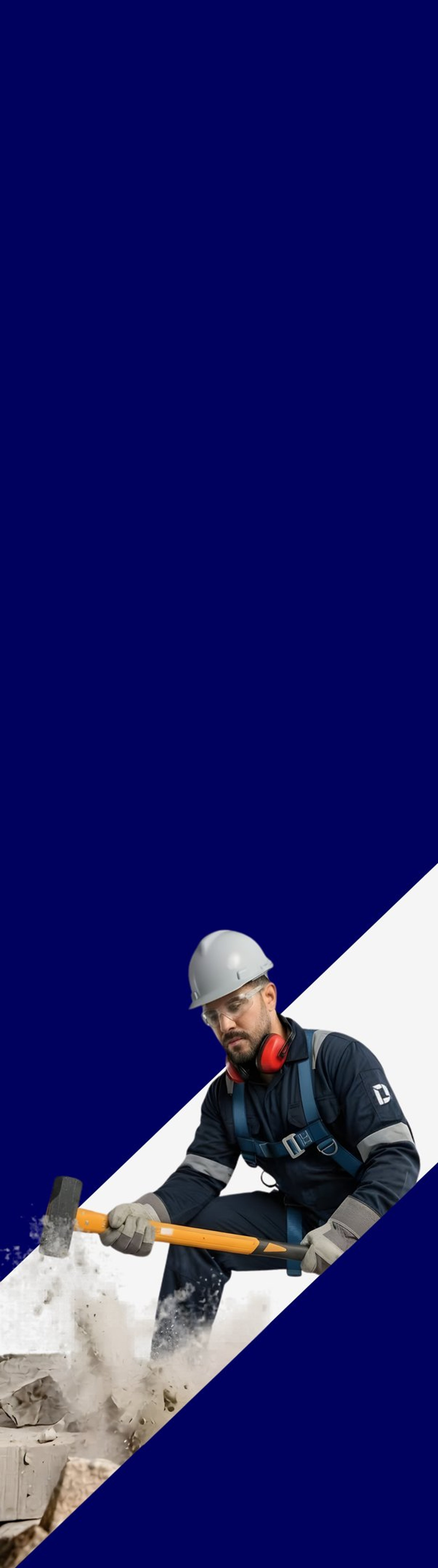 Especialista de DAELCA con equipo de protección personal (EPP) ejecutando labores de demolición técnica