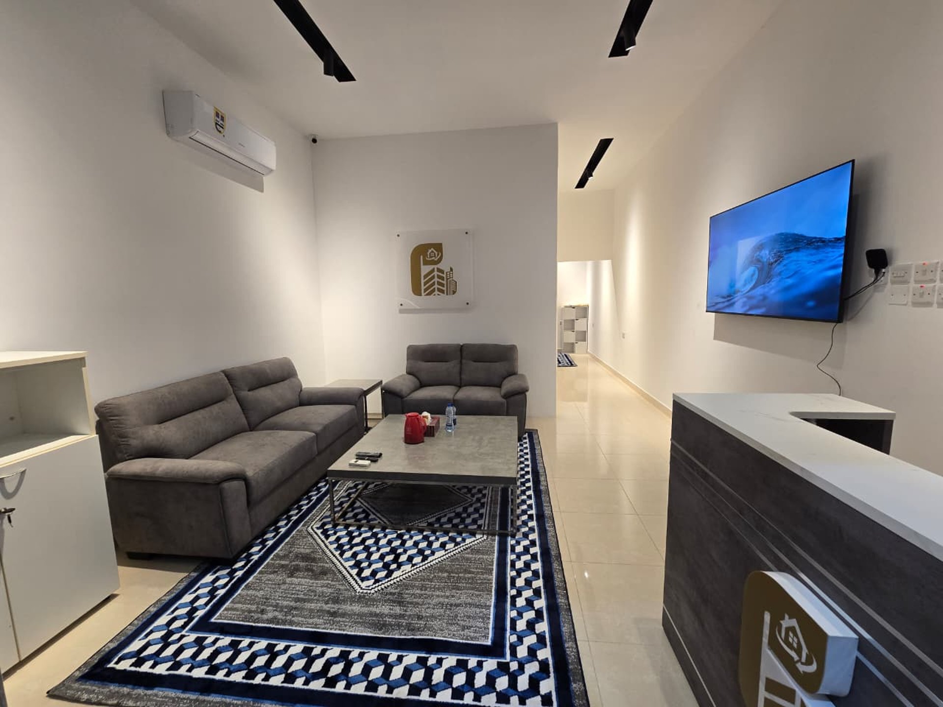 gray computer monitor