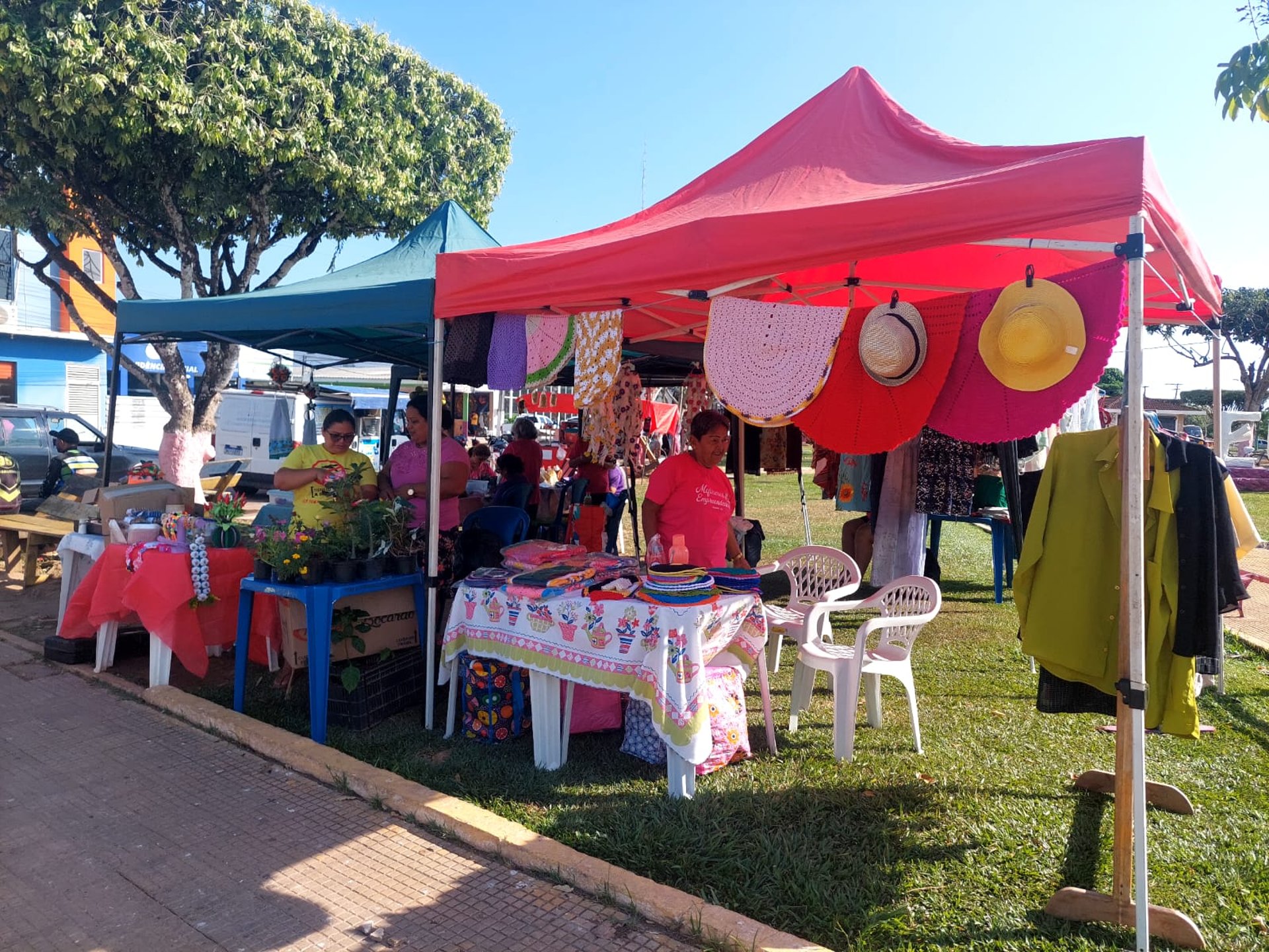 gray computer monitor