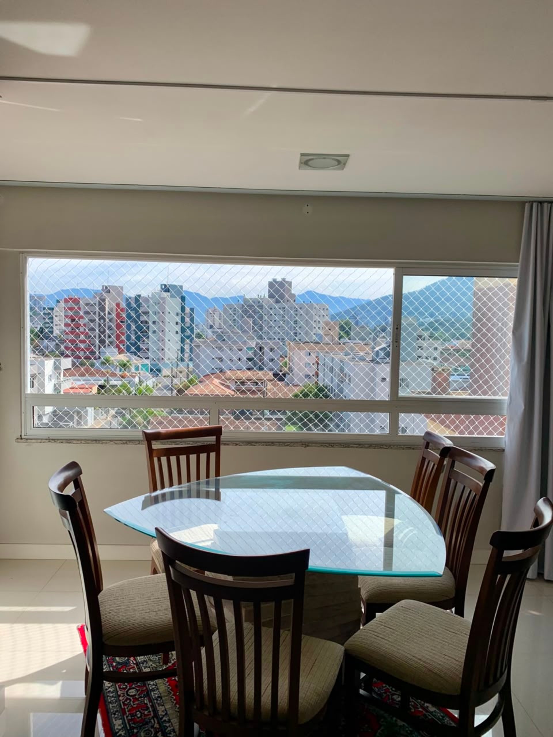 Rede de proteção instalada em janela residencial
