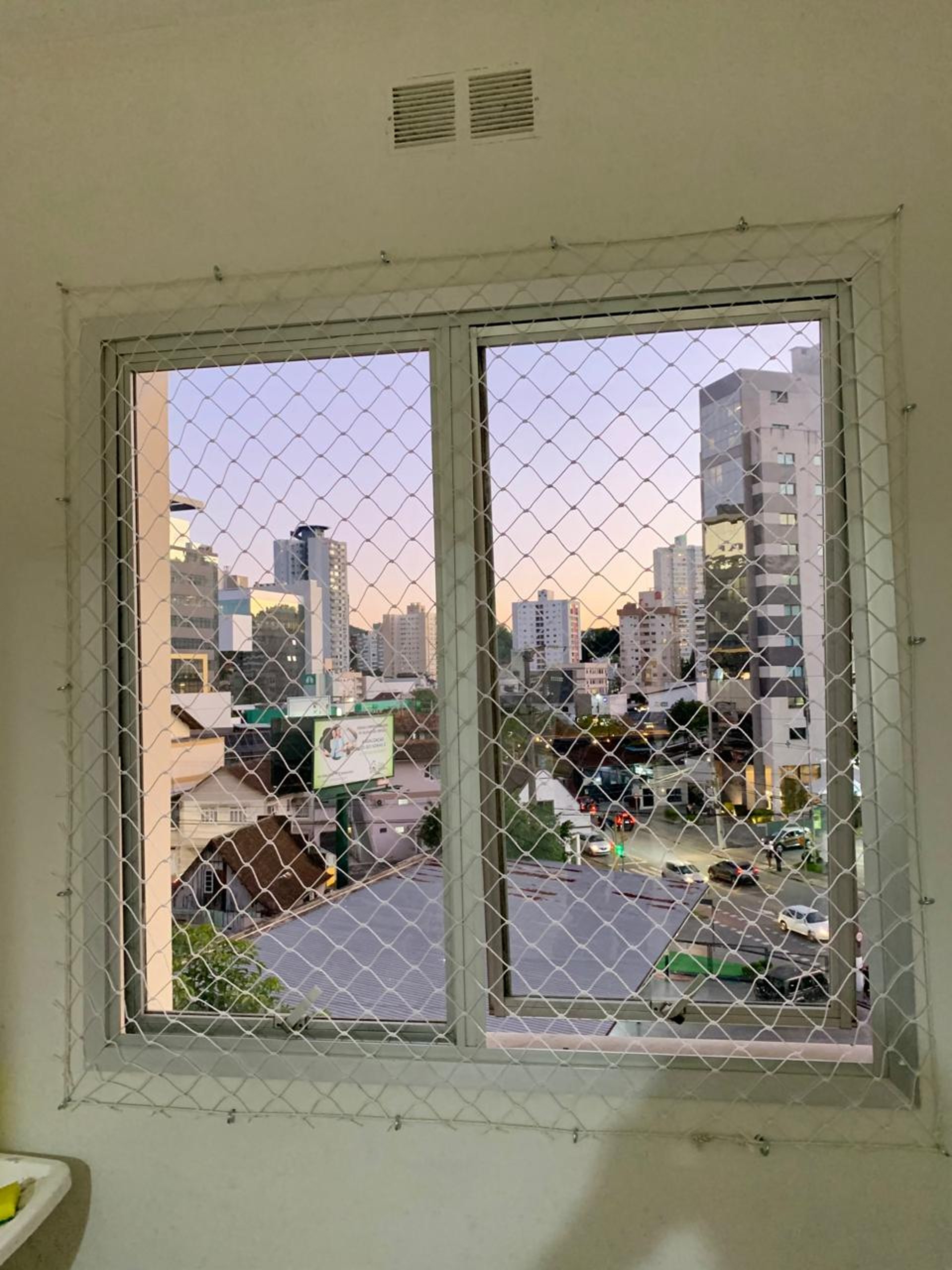 Rede de proteção instalada em janela de apartamento