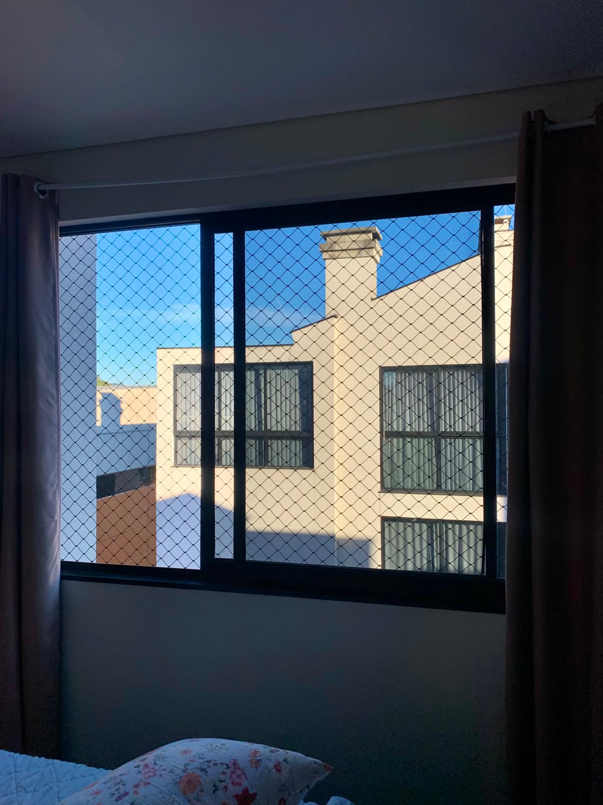 Rede de proteção instalada em janela do apartamento