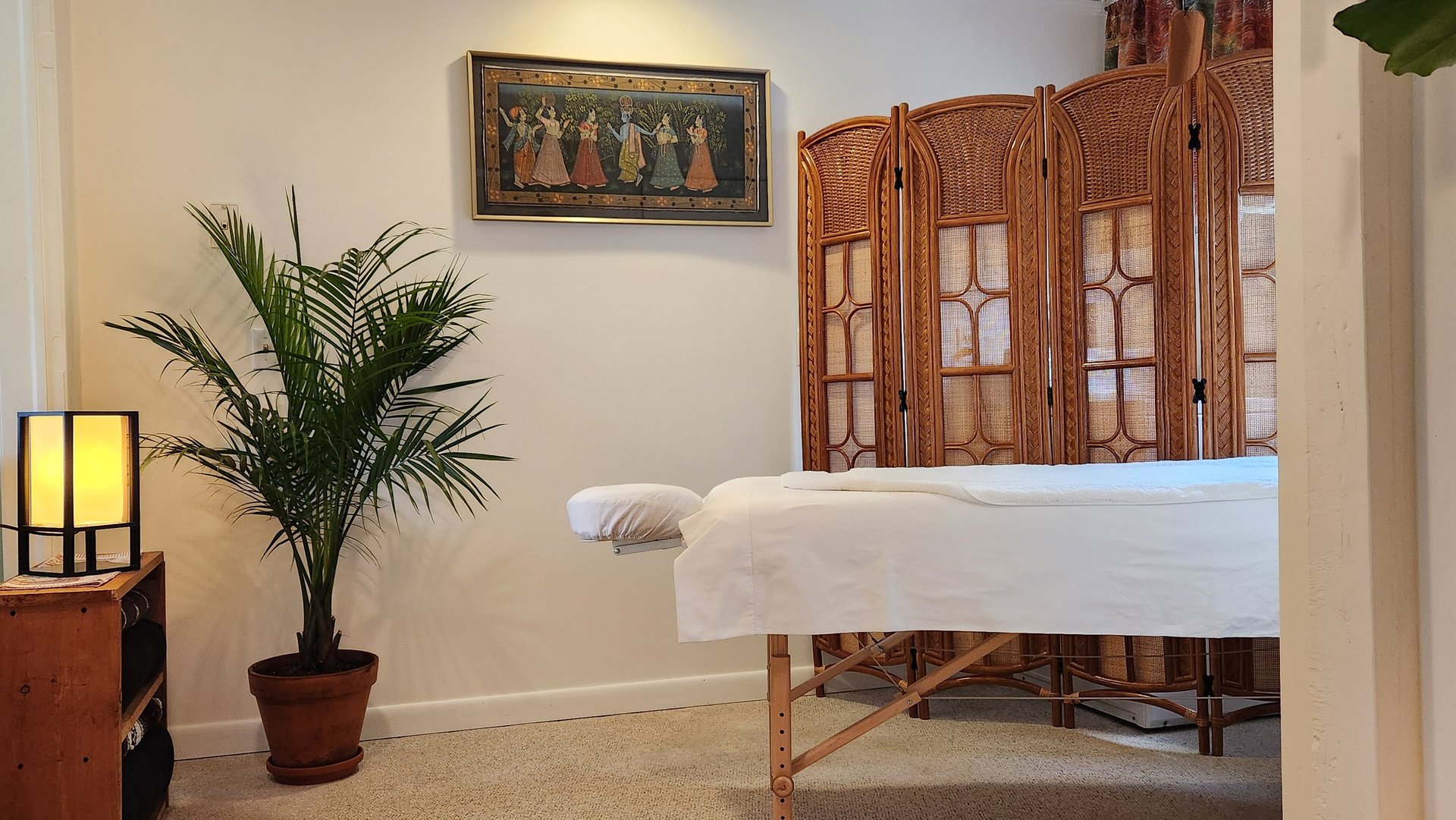 gray computer monitor