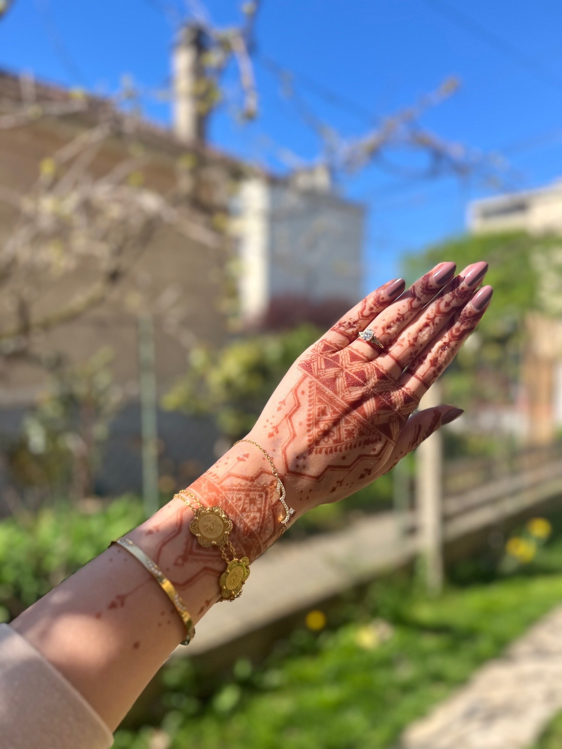 gray computer monitor