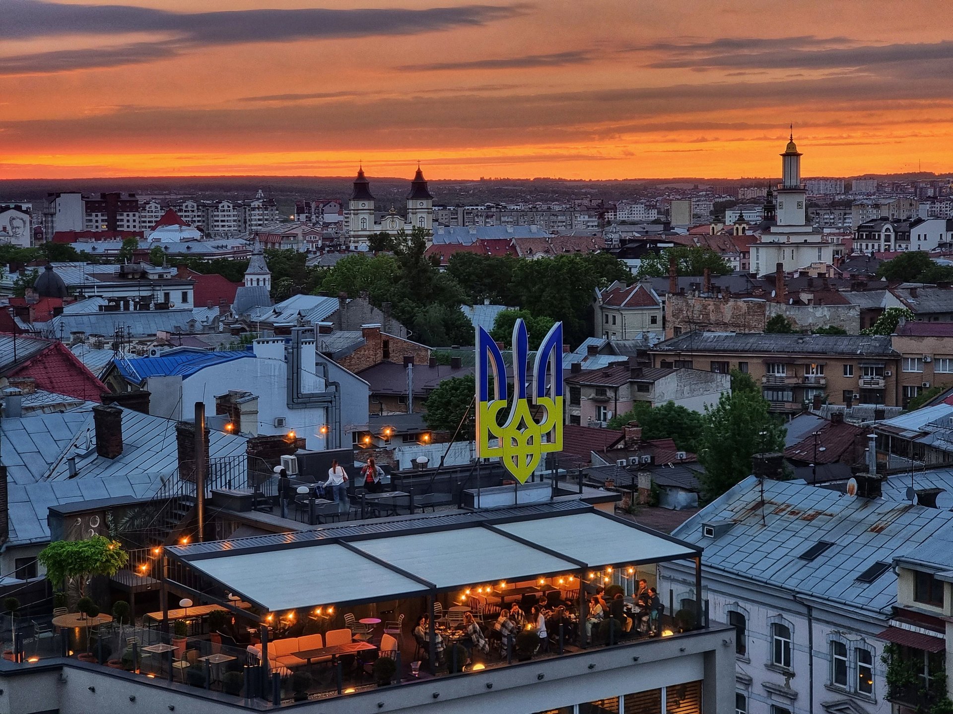 black and white bed linen