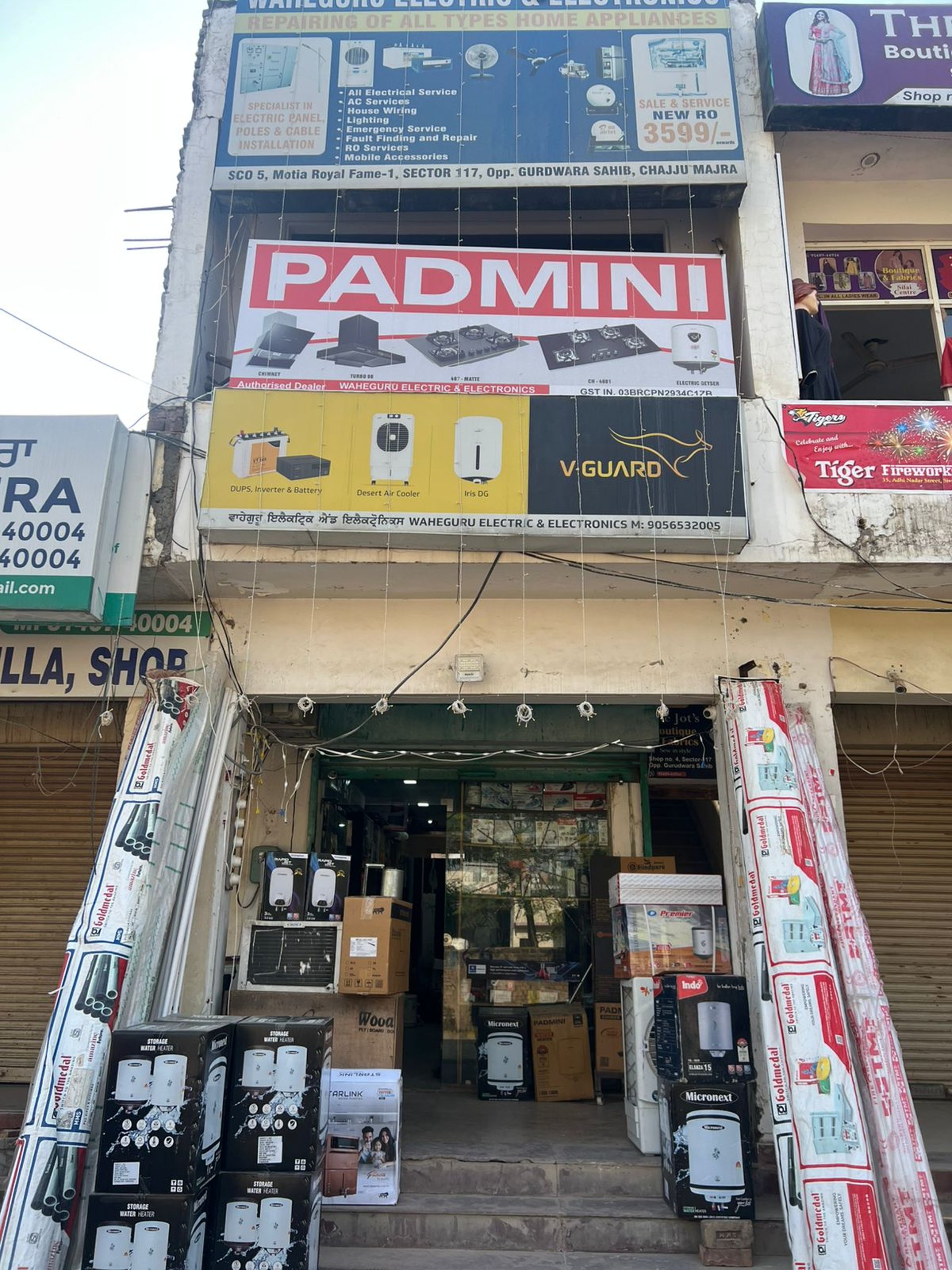 gray computer monitor