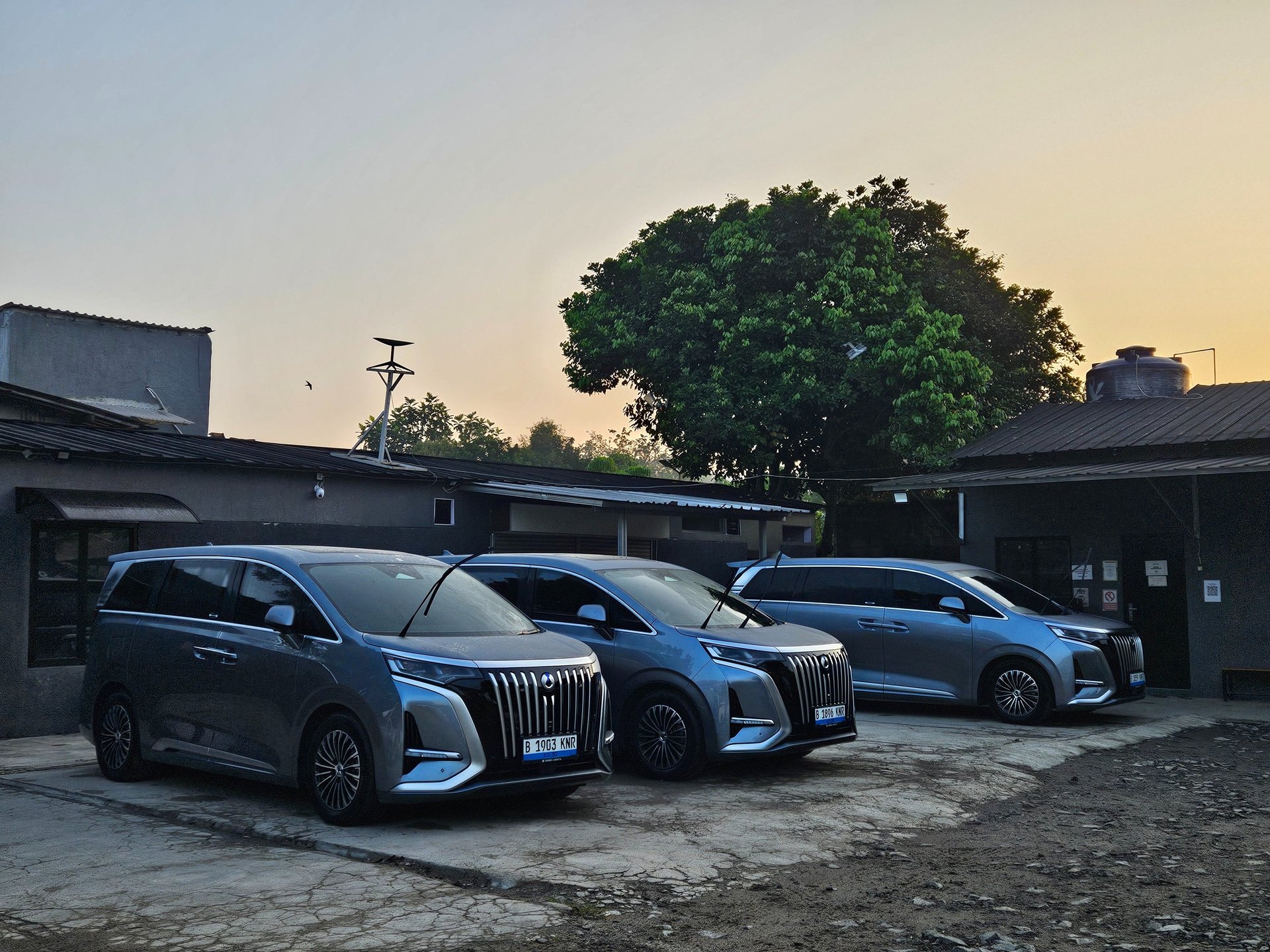 gray computer monitor