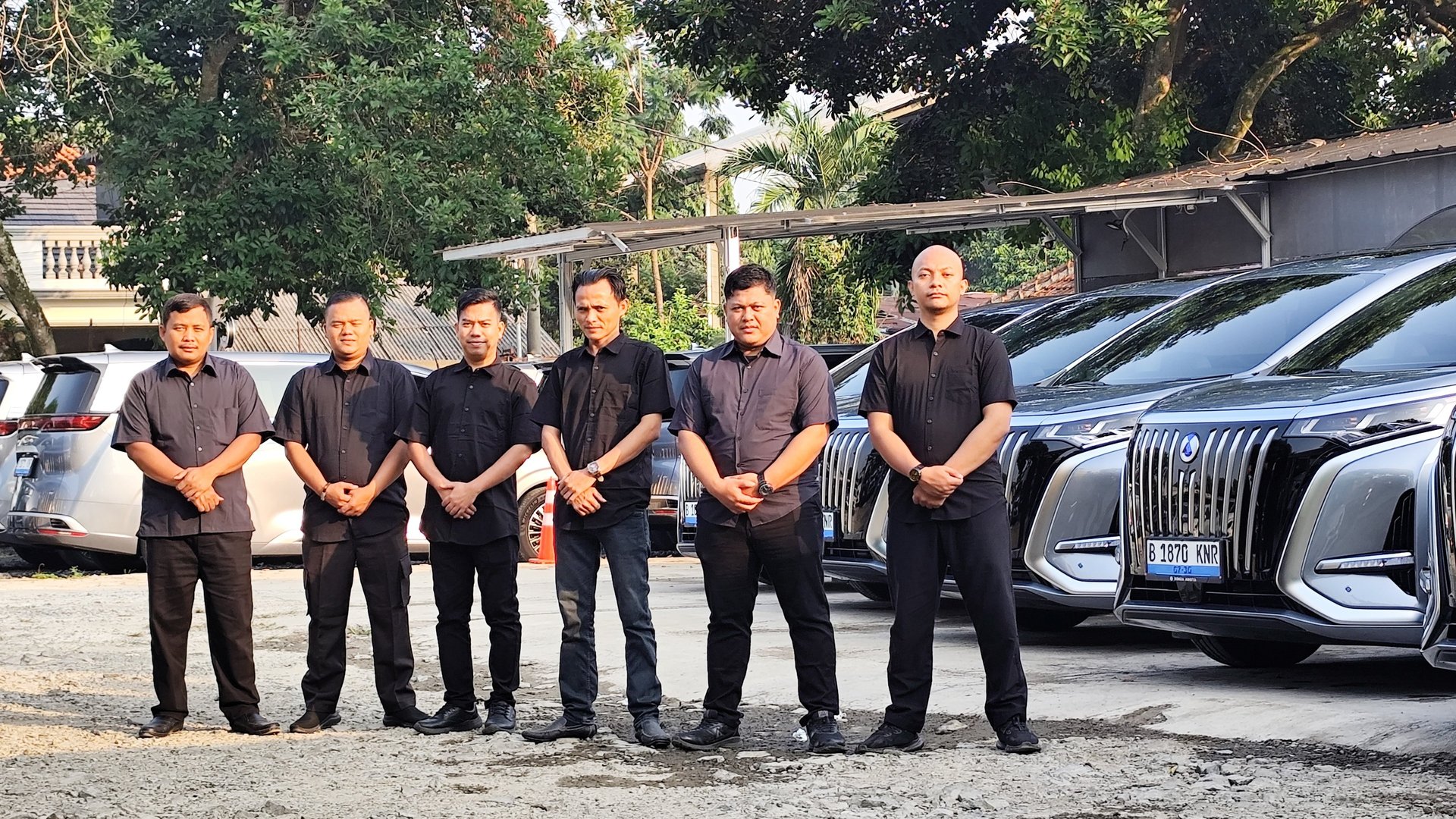 gray computer monitor