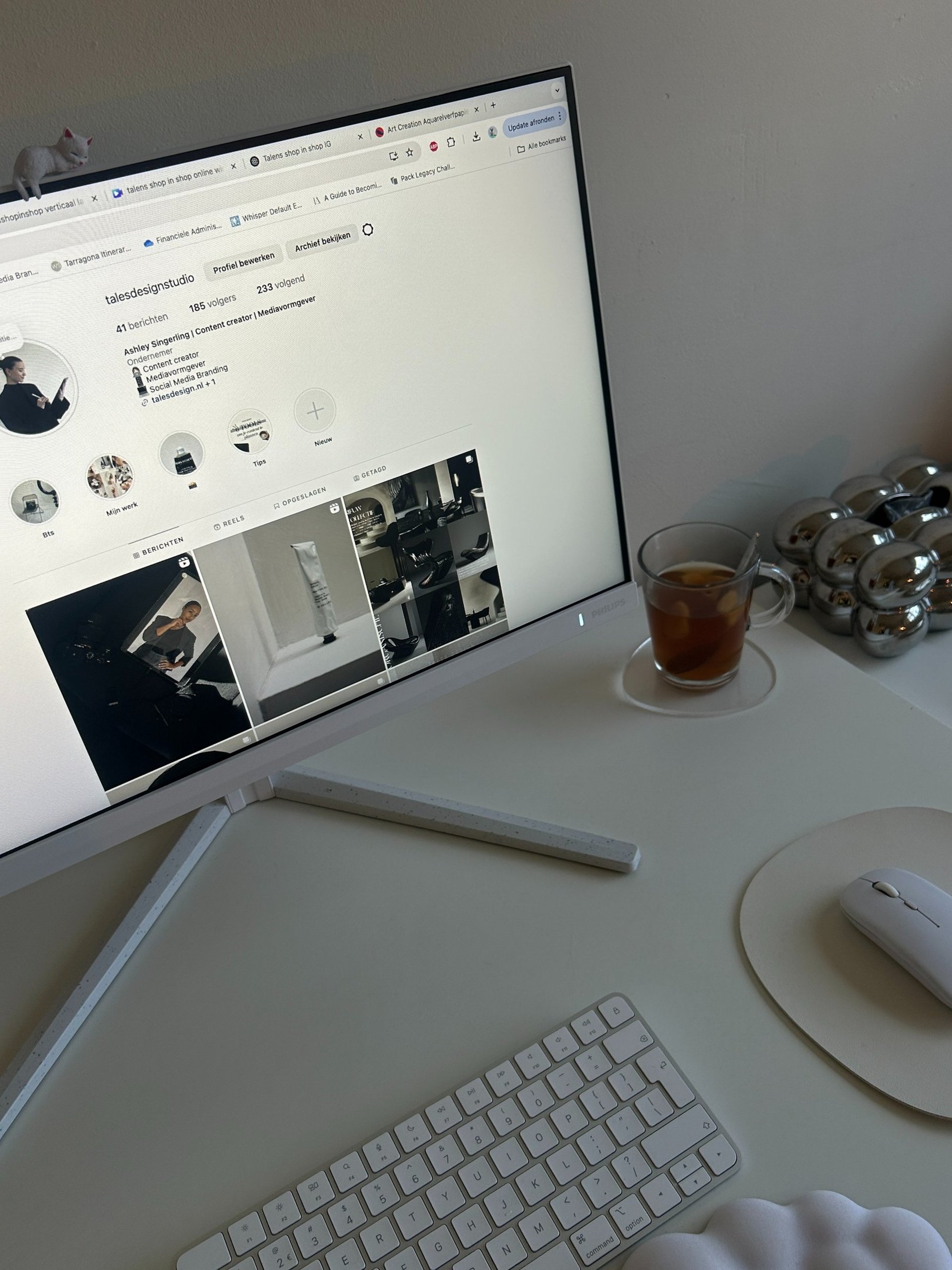 gray computer monitor