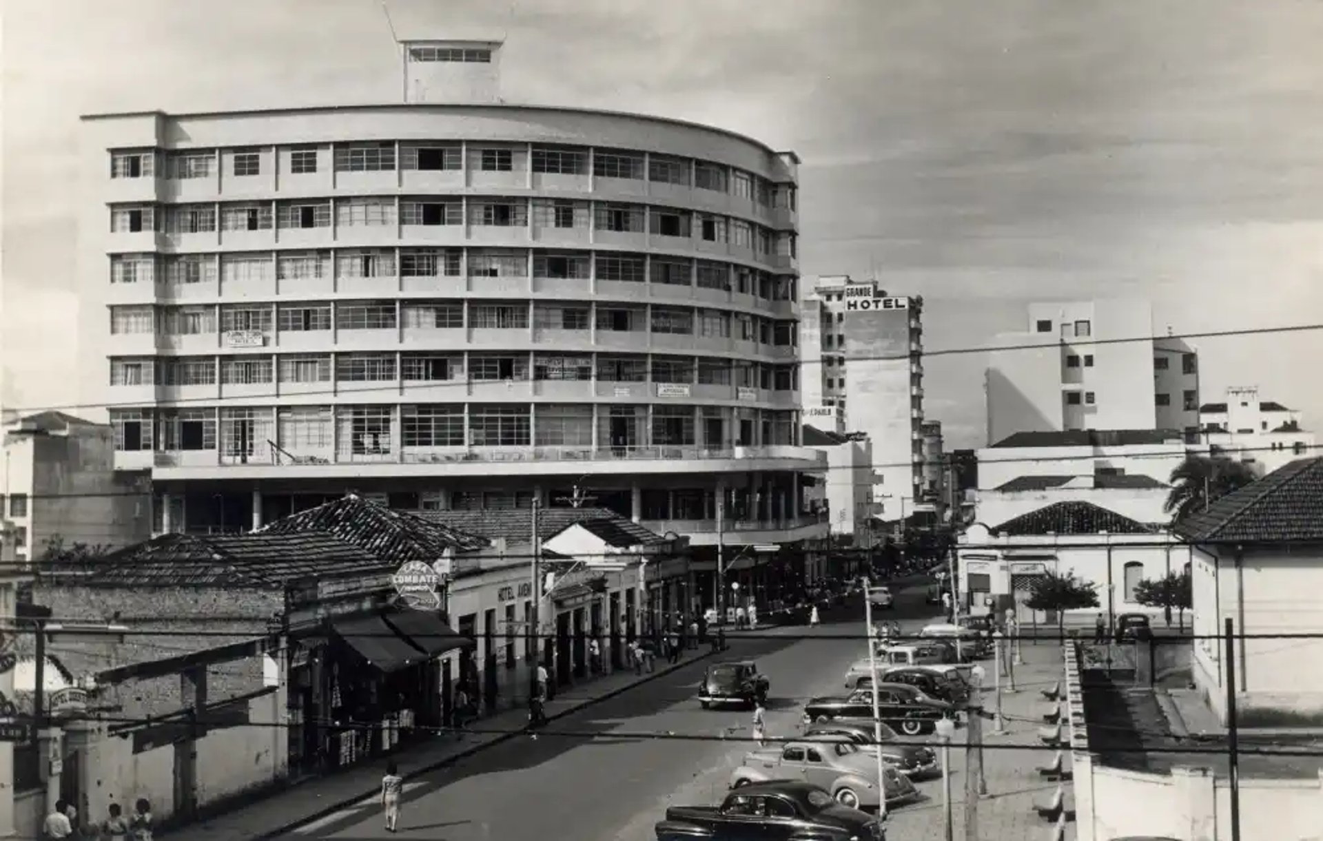 gray computer monitor