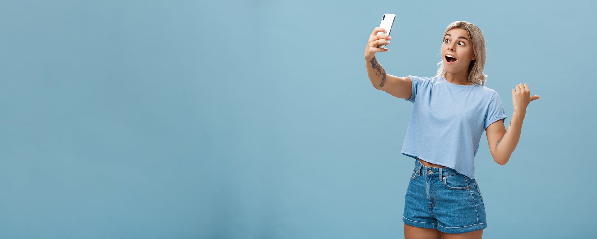 man in gray long sleeve shirt using macbook pro