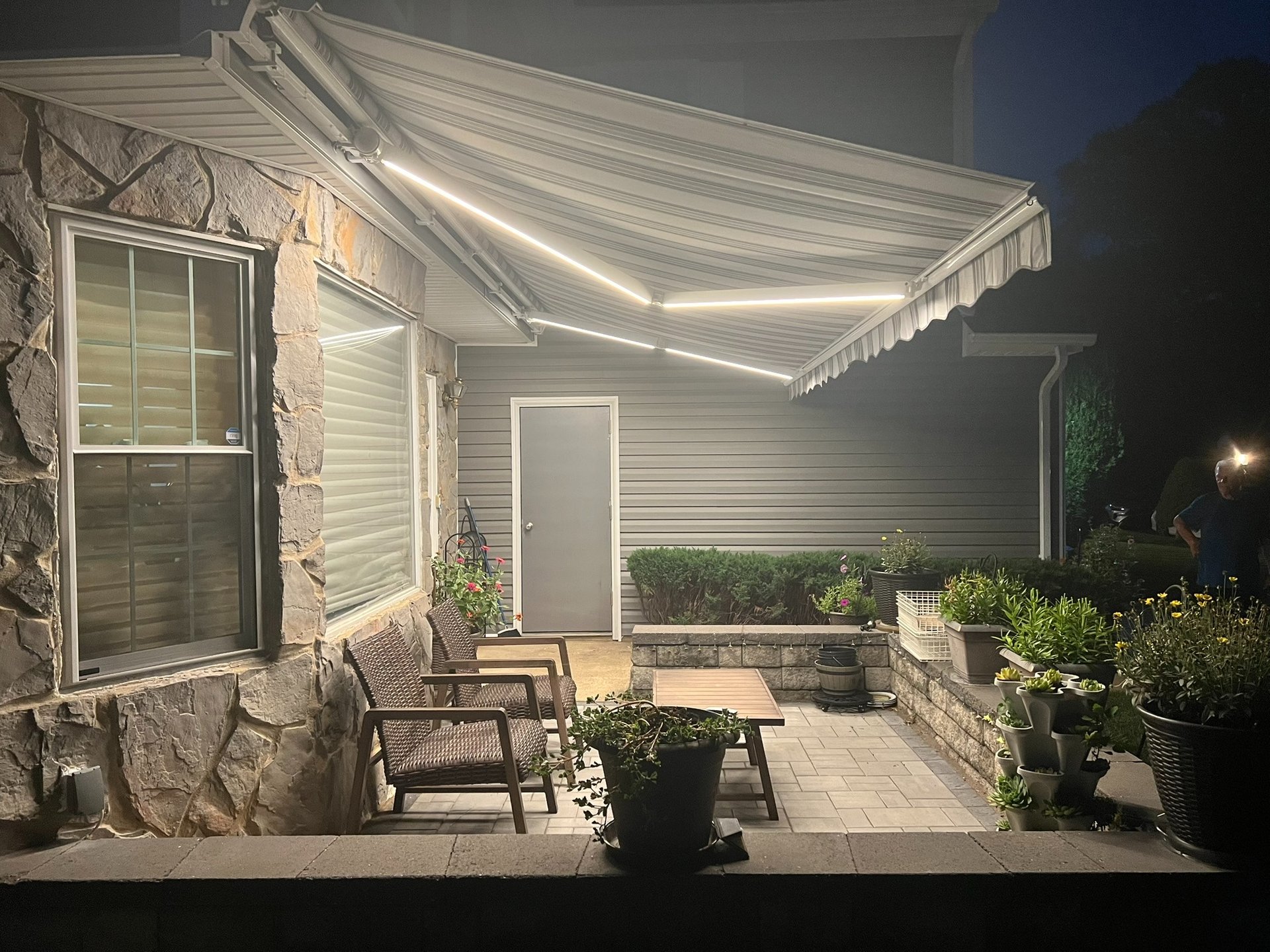 gray computer monitor