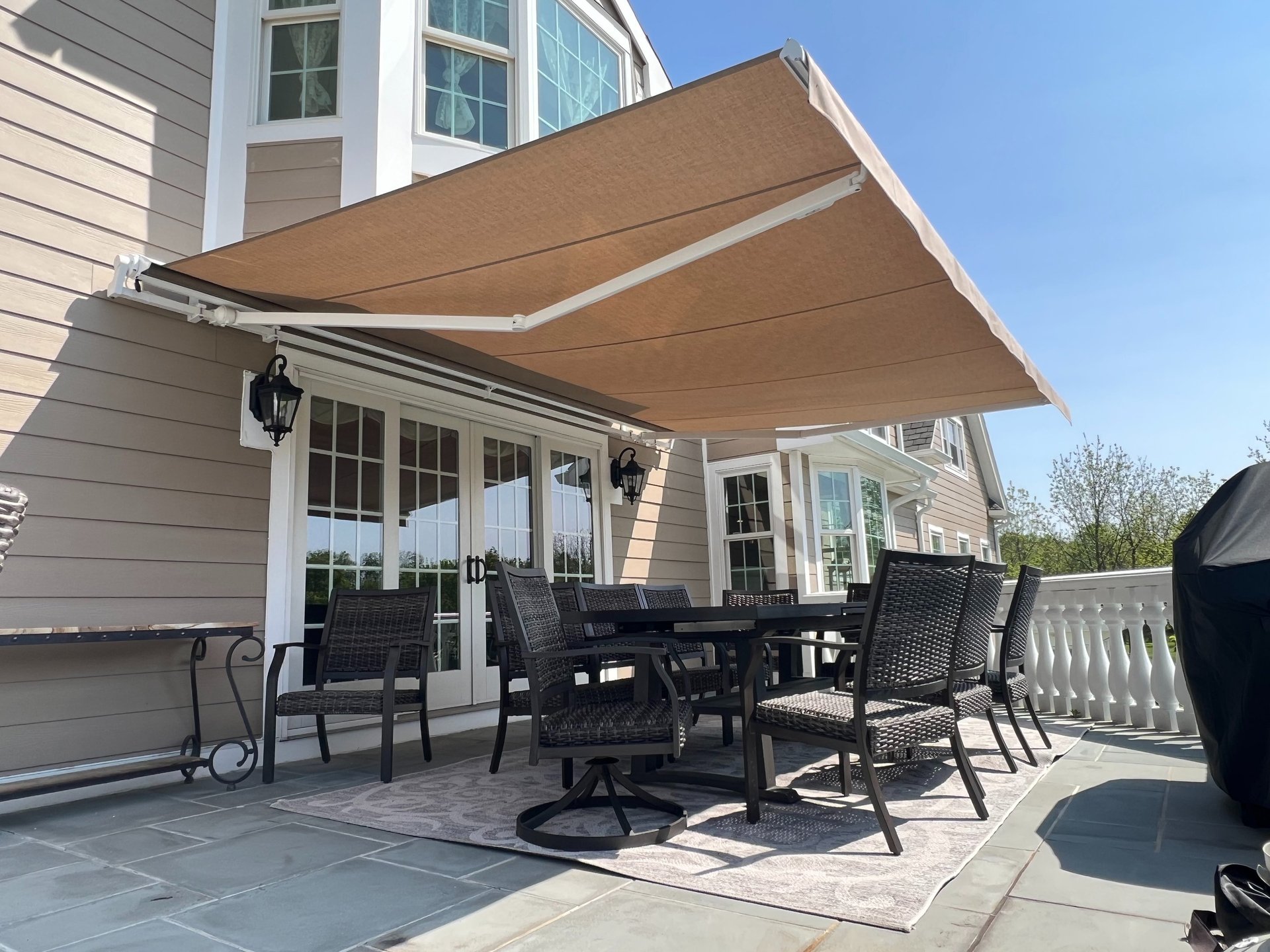 gray computer monitor