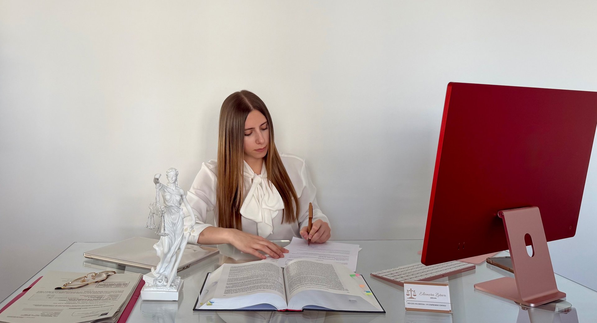 gray computer monitor