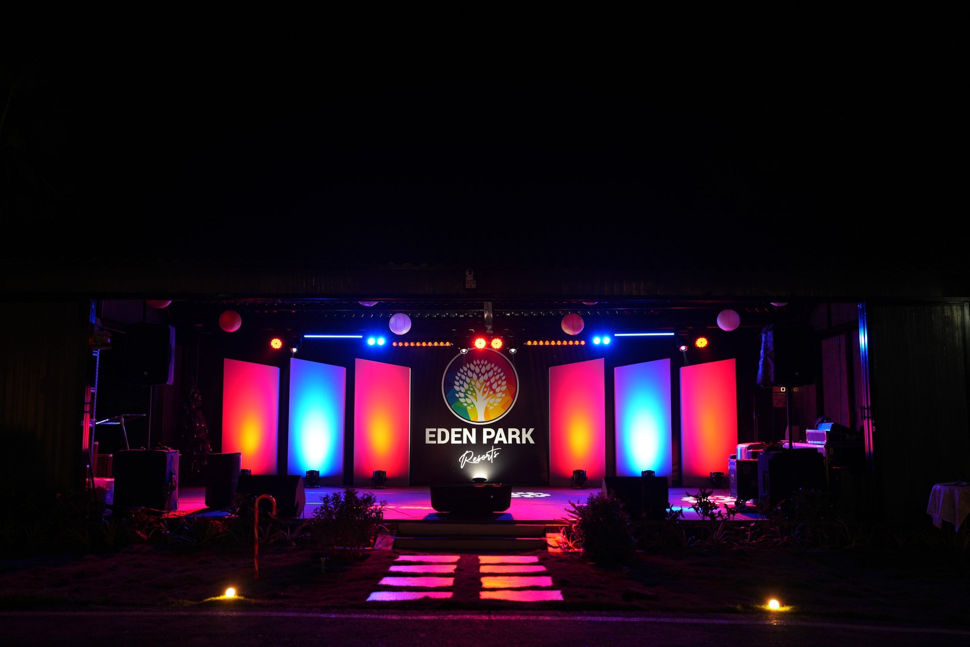 black and white bed linen