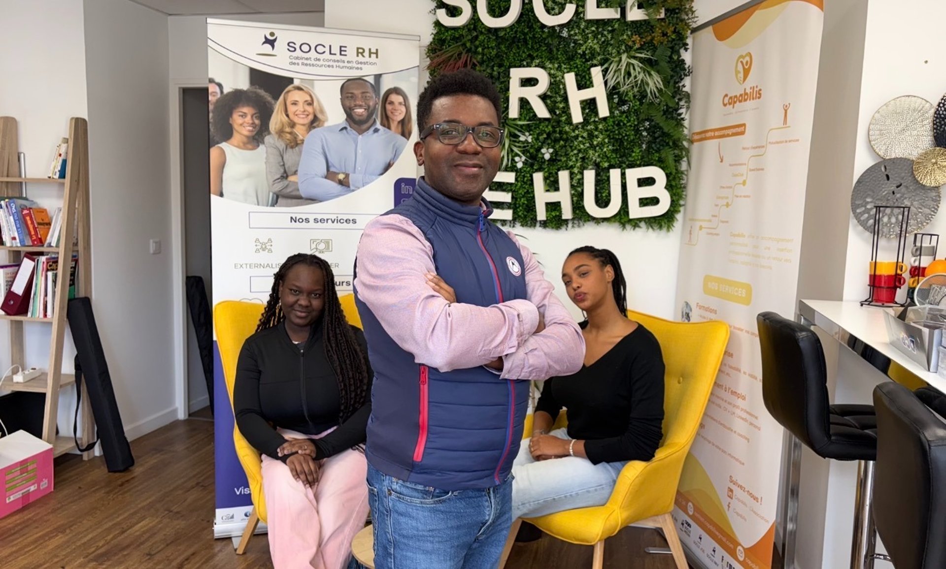 gray computer monitor