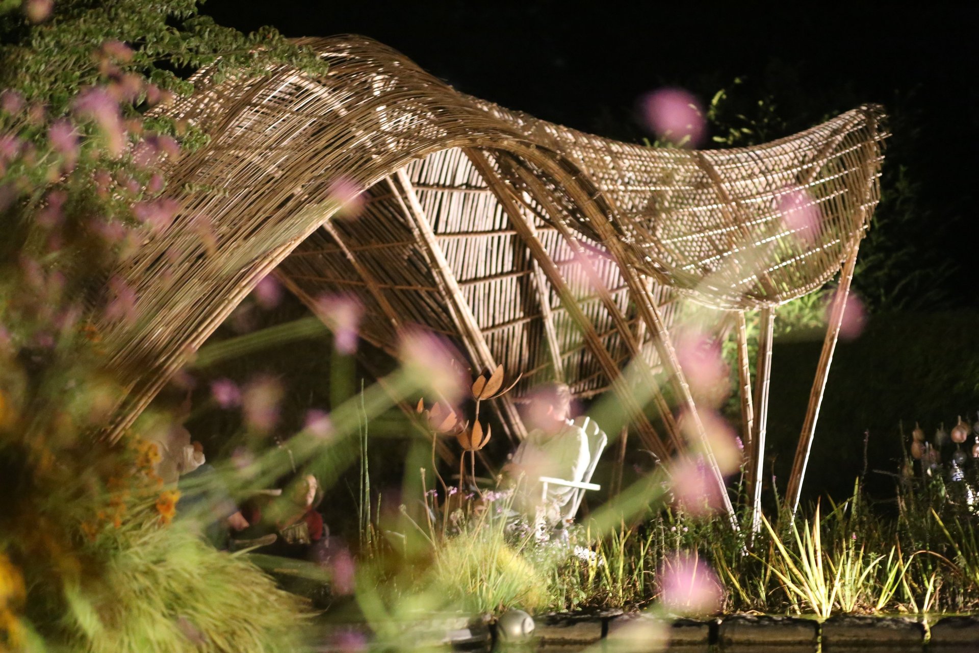 gray computer monitor