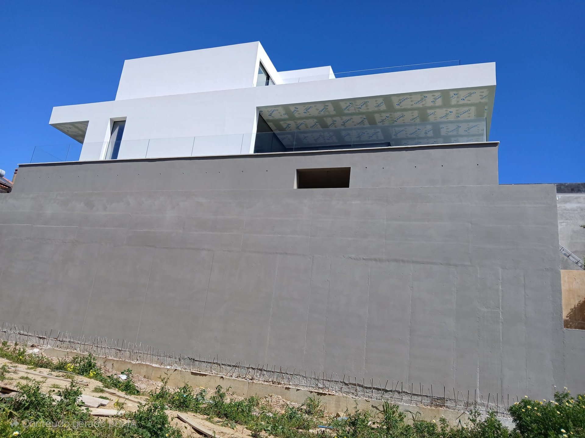 gray computer monitor