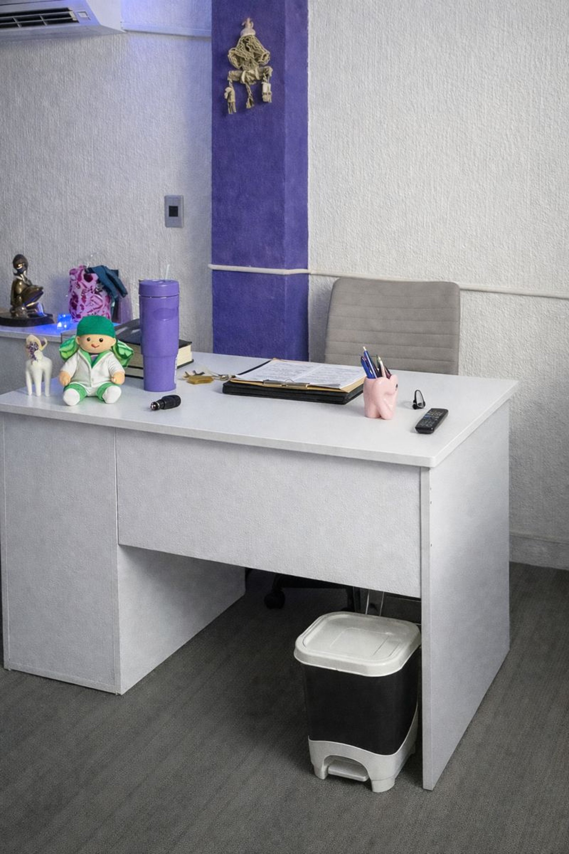 gray computer monitor